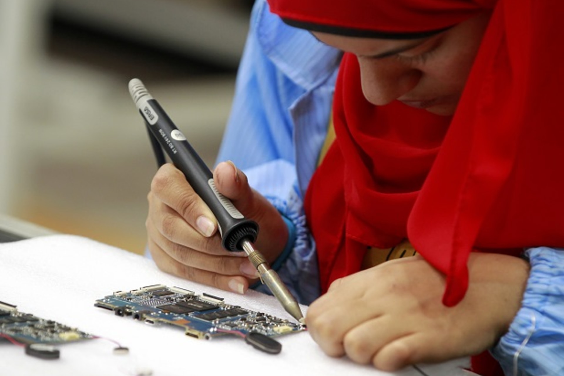 <p>A worker is seen during manufacturing process for Egypt’s first tablet computer “Inar” at a factory in Benha</p>