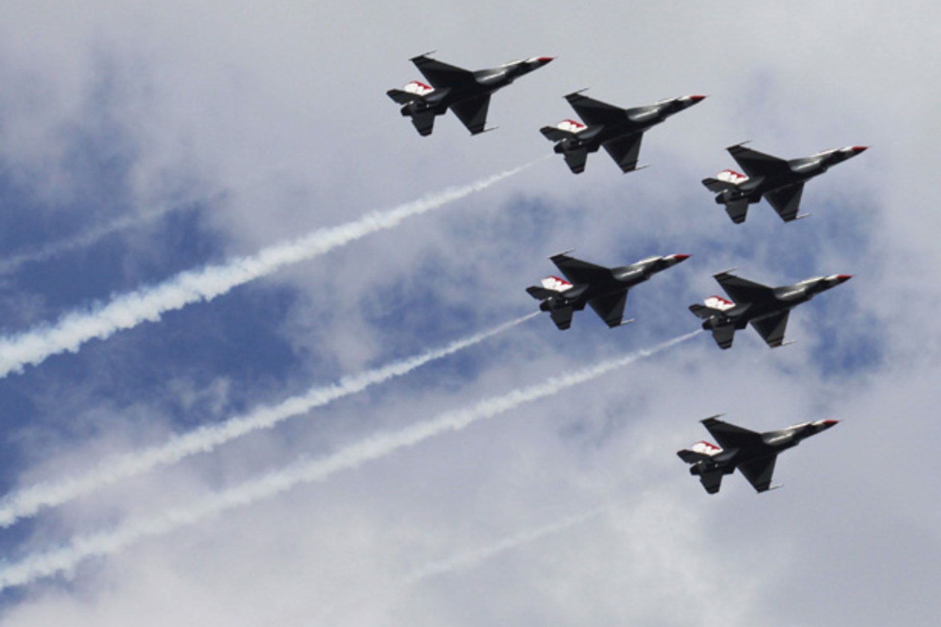 <p>F-16 U.S. Air Force Thunderbirds fly in formation over the Hudson River in New York. (Eduardo Munoz/ courtesy Reuters)</p>

