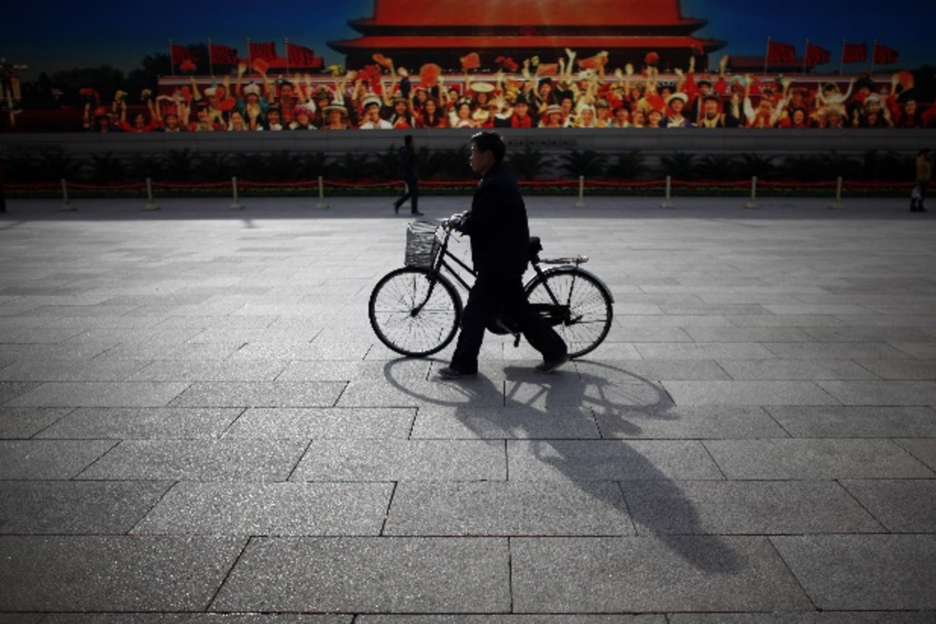 <p>A man walks with his bicycle in front of a screen showing propaganda displays near the Great Hall of the People at Beijing’s T… Vice President Xi Jinping at the congress, which starts on Thursday. REUTERS/Carlos Barria (CHINA – Tags: POLITICS ELECTIONS)</p>
