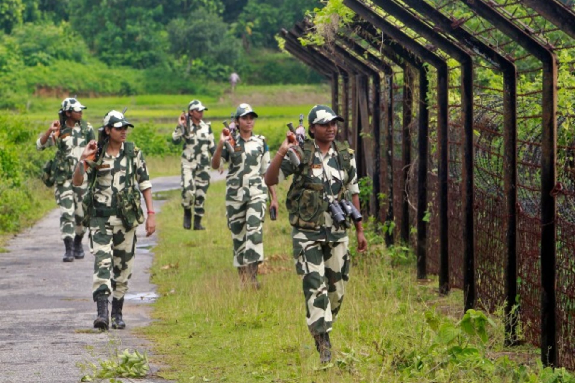 <p>Female personnel of India’s Border Security Force (BSF) patrol along the fencing of the India-Bangladesh international border …commemorates its Independence Day on August 15. REUTERS/Jayanta Dey (INDIA – Tags: ANNIVERSARY MILITARY TPX IMAGES OF THE DAY)</p>
