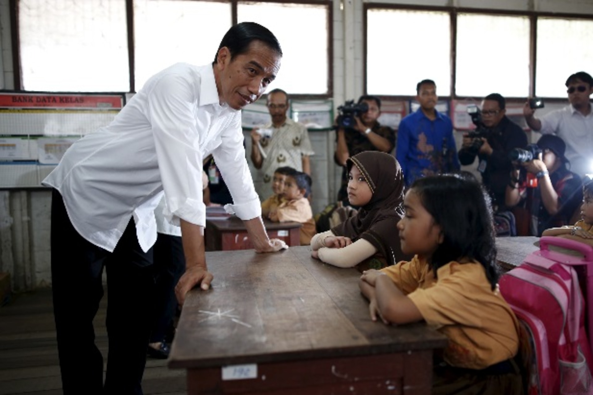 <p>Indonesian President Joko Widodo visits an elementary school in Palangkaraya, Central Kalimantan October 31, 2015. President W…ity and quelled many of the raging forest fires, according to the national disaster agency on Friday. REUTERS/Darren Whiteside</p>
