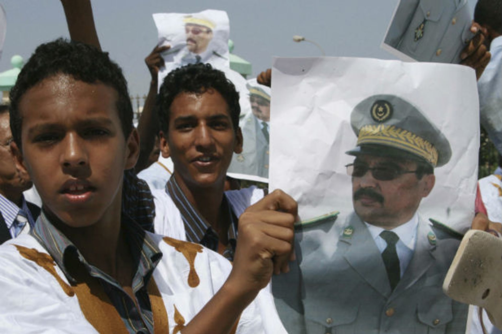 Supporters carry a poster of coup-leader Abdelaziz in Mauritania's capital Nouakchott 07/08/2008.