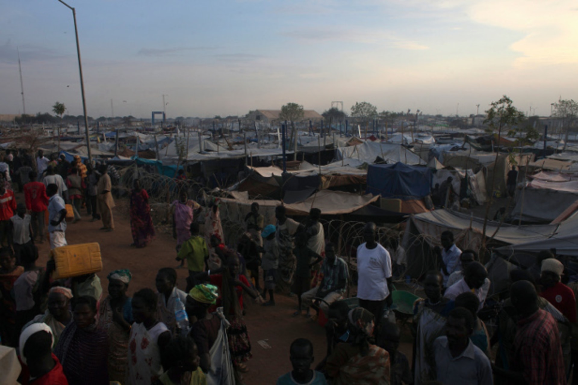 People displaced by recent fighting wait to get water inside a United Nations Mission in South Sudan (UNMISS) camp in Malakal, Upper Nile State March 3, 2014.