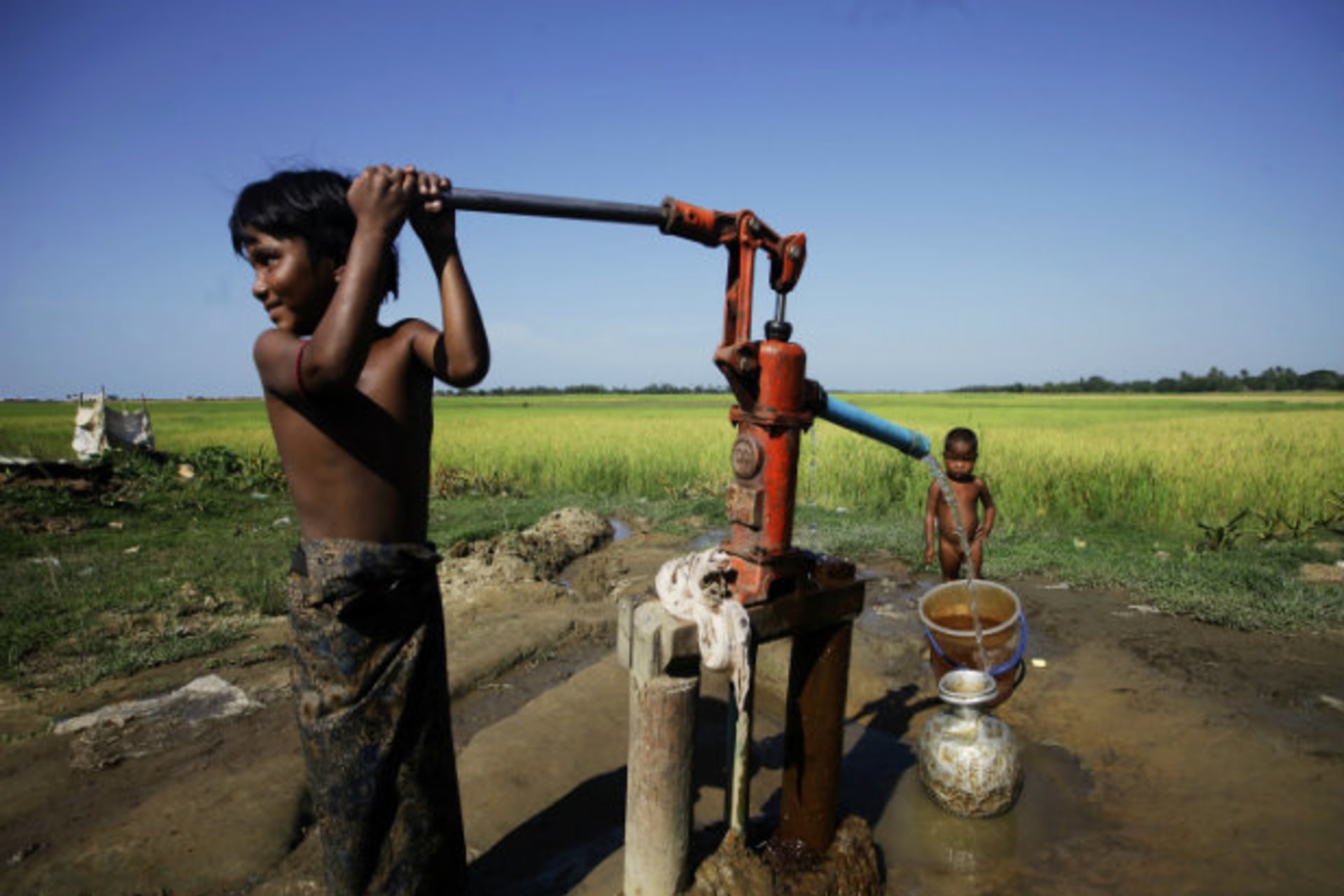 <p>Muslim children collect water at a refugee camp for those displaced by violence earlier this year outside Sittwe, Rakhine State, October 30, 2012.</p>
