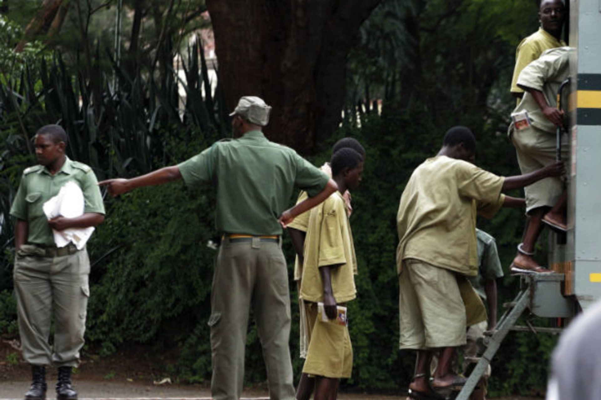 Police escort a group of 46 arrested Zimbabwean activists into a Magistrates Court in Harare 24/02/2011.