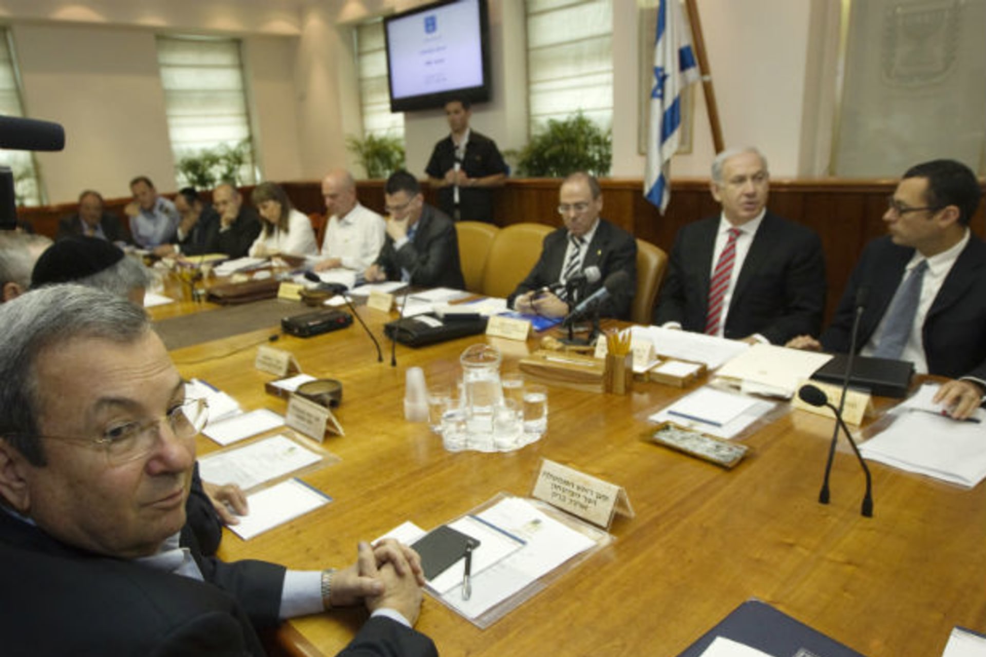 Israel's defense minister Ehud Barak sits across from Prime Minister Benjamin Netanyahu during the weekly cabinet meeting in Jerusalem on April 29, 2012 (Ronen Zvulun/Courtesy Reuters).