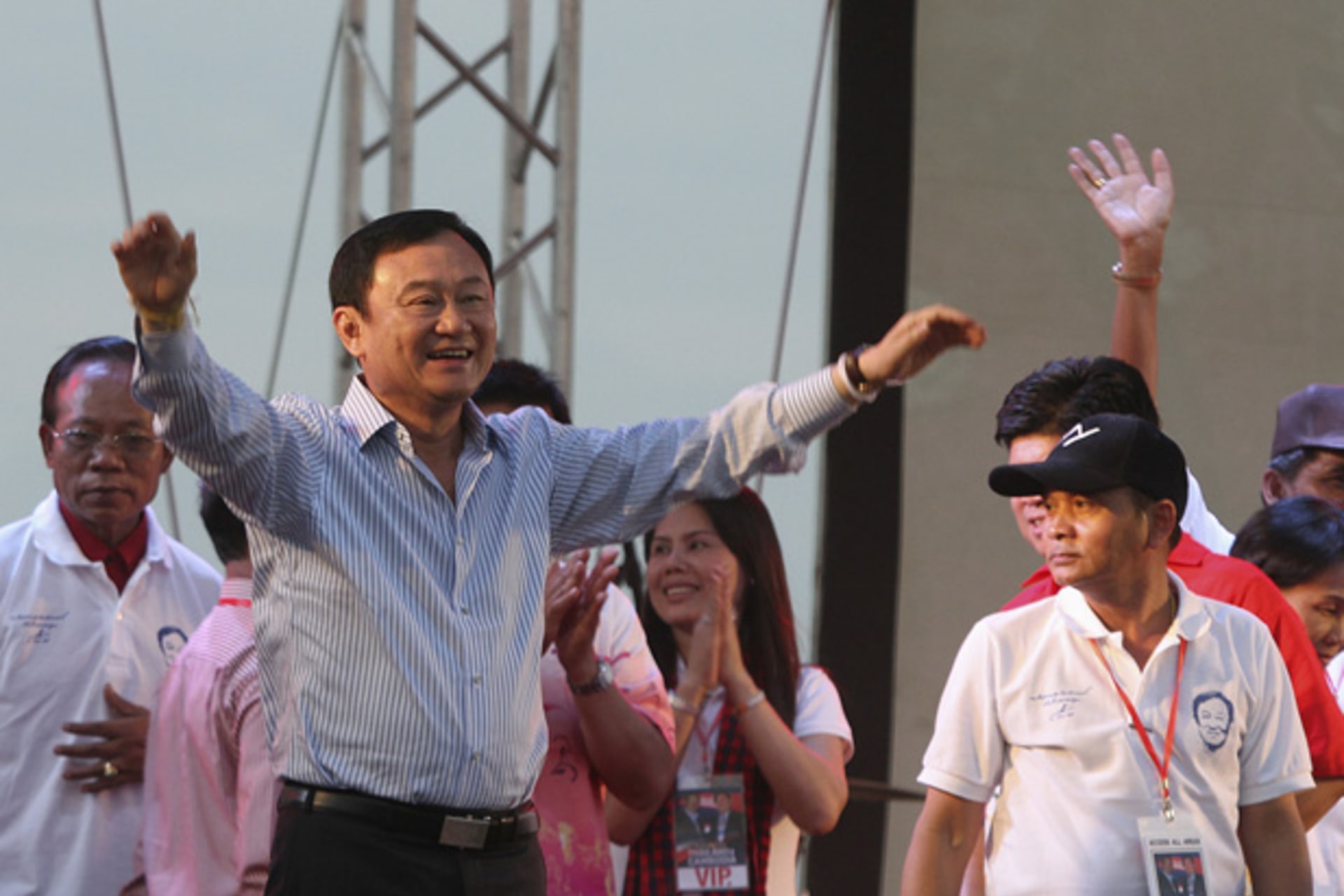 <p>Former Thai prime minister, Thaksin Shinawatra (front L), welcomes his supporters during a ceremony in Siem Reap province, Cambodia, April 14, 2012.</p>
