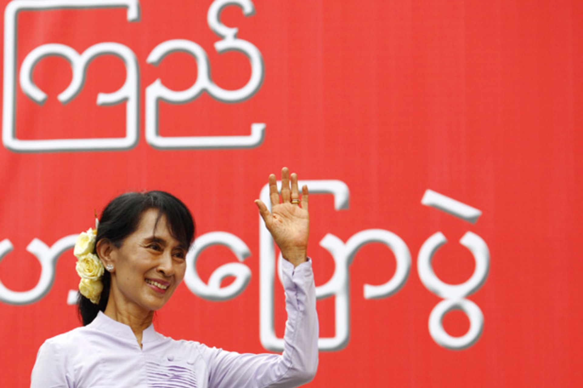<p>Myanmar pro-democracy leader Aung San Suu Kyi waves toward her supporters after finishing her address during the election campaign at Mon State in Myanmar.</p>
