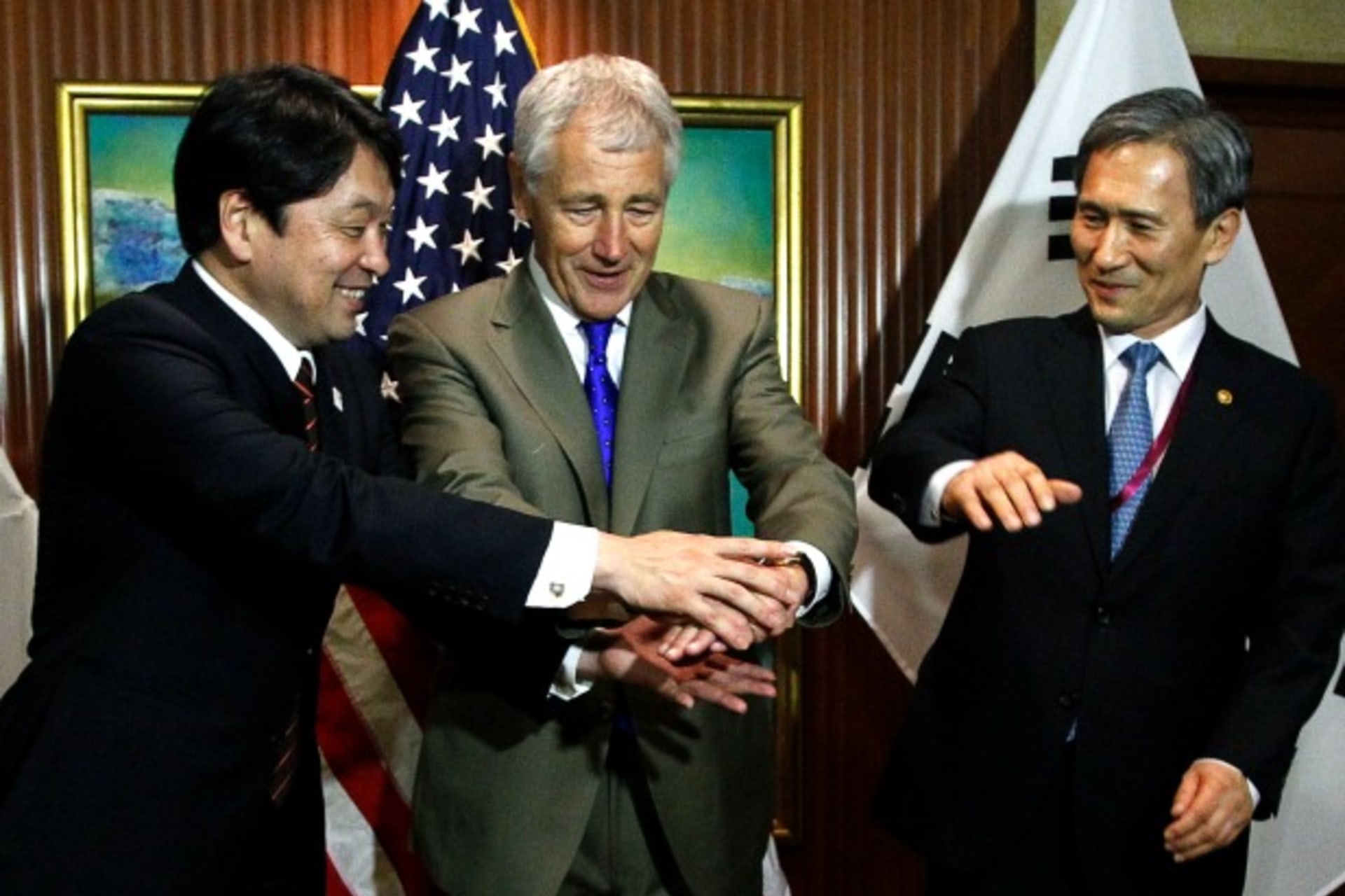 <p>shangri la sideline</p>
