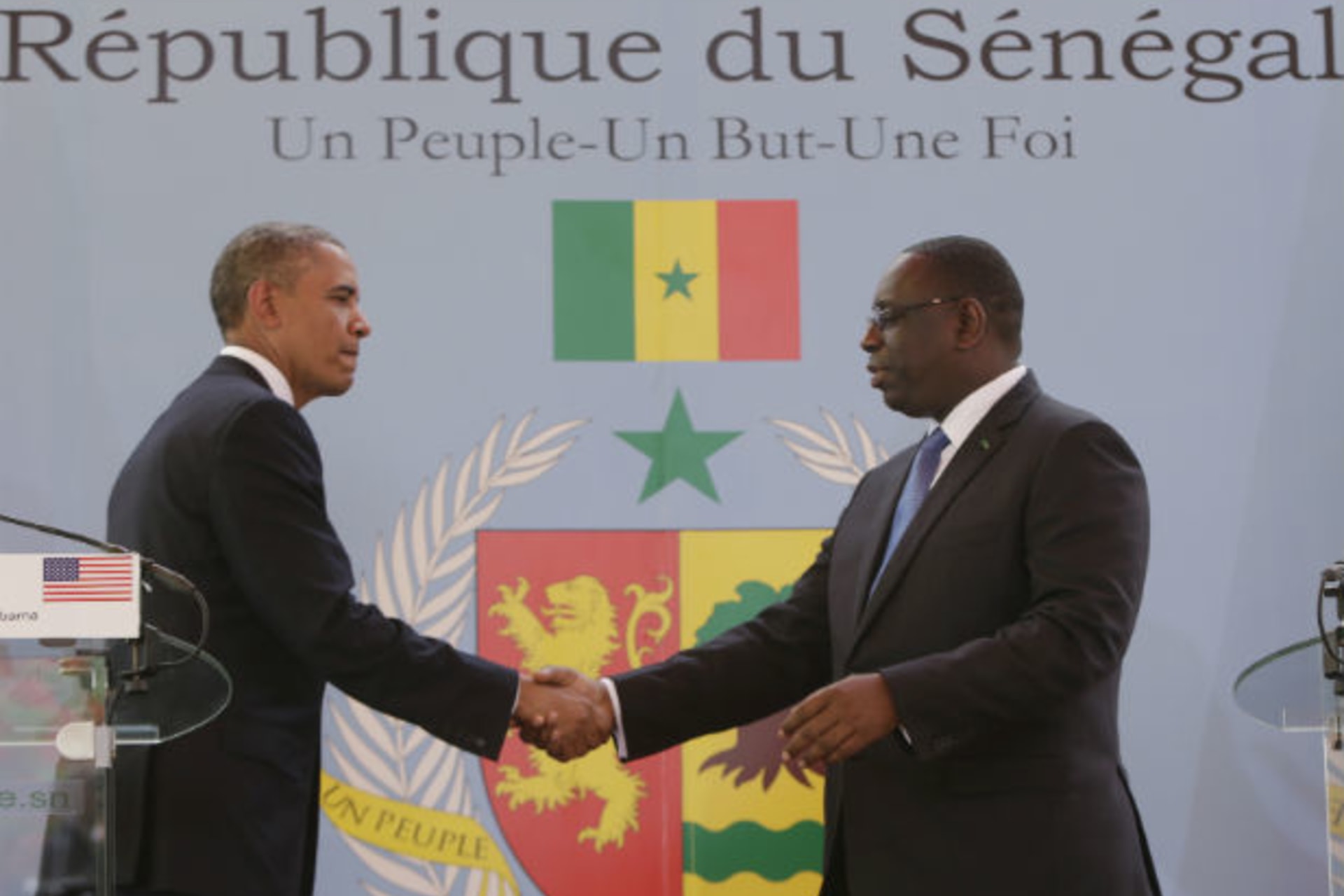 U.S. President Barack Obama (L) and Senegal President Macky Sall shake hands after their joint news conference at the Presidential Palace June 27, 2013.