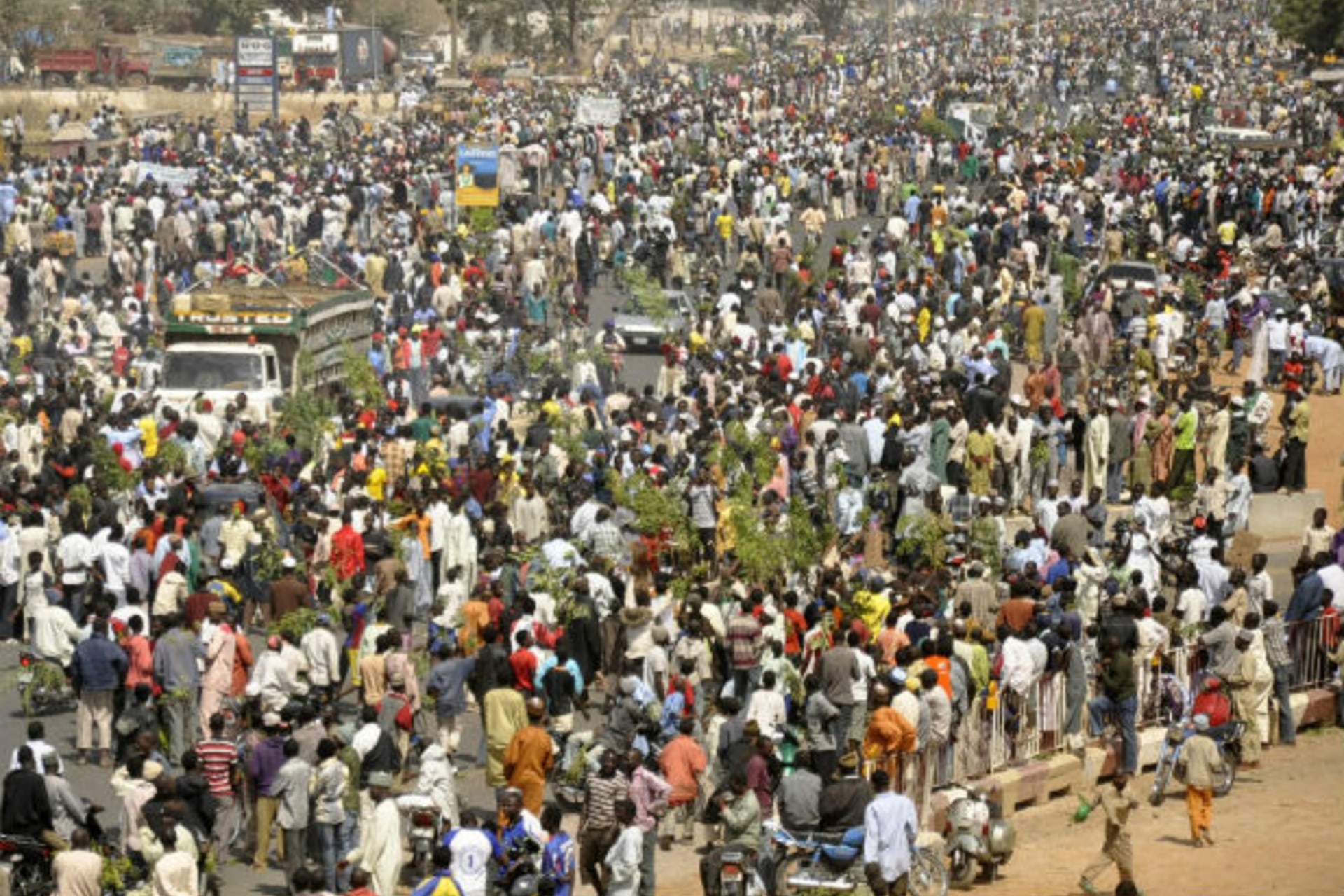 People protest on a street in Kano before the suspension of a nationwide strike by labour unions 16/01/2012.