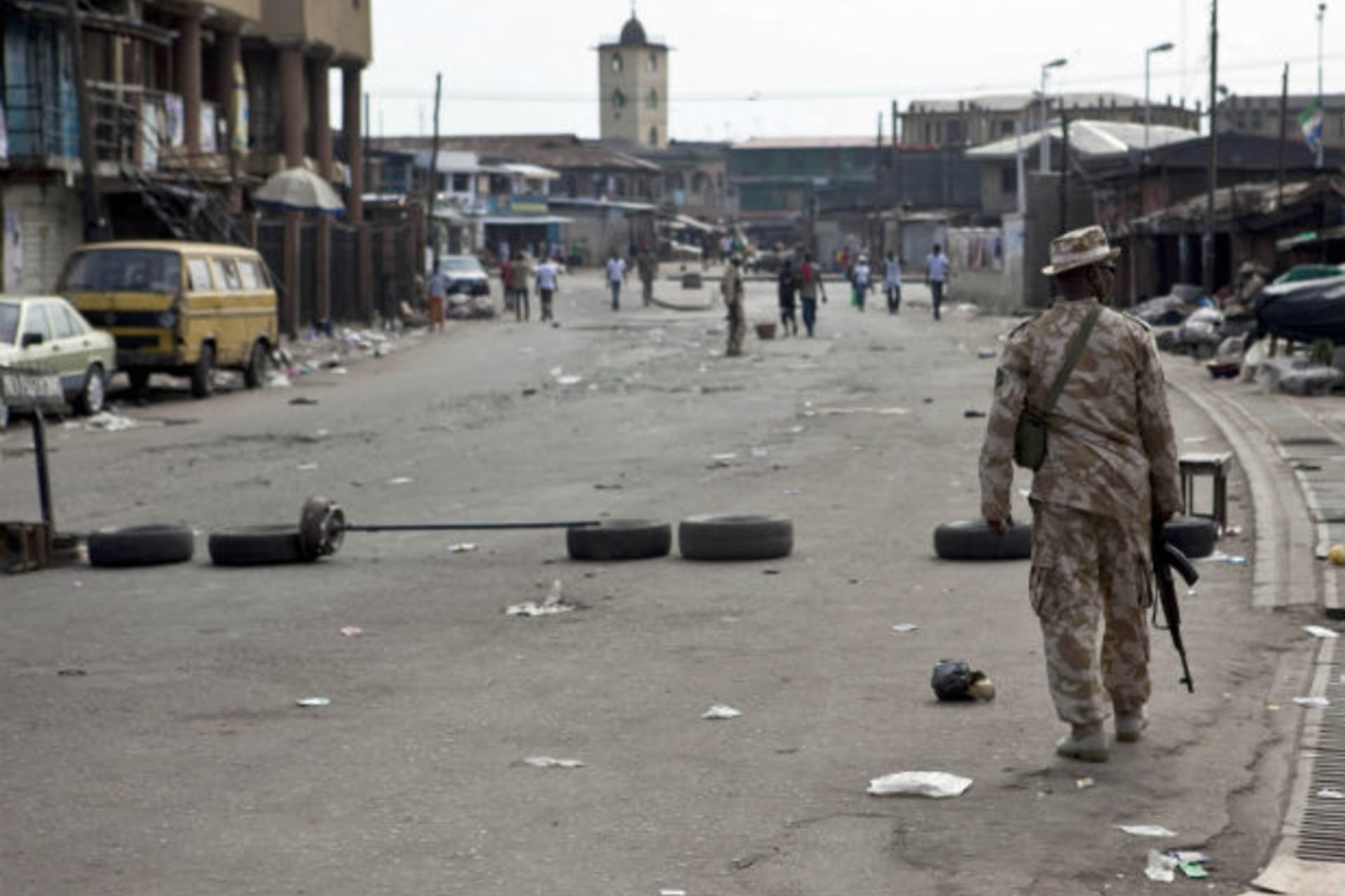 A Nigerian soldier stands guard at a security checkpoint in Lagos 26/04/2011.