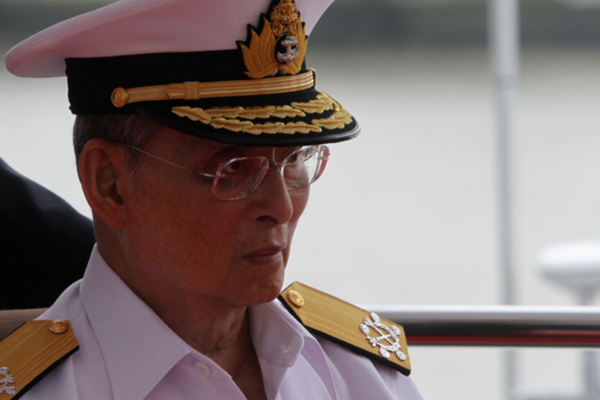 <p>Thailand’s King Bhumibol Adulyadej is pictured before taking a boat trip from Siriraj Hospital pier in Bangkok July 7, 2012.</p>
