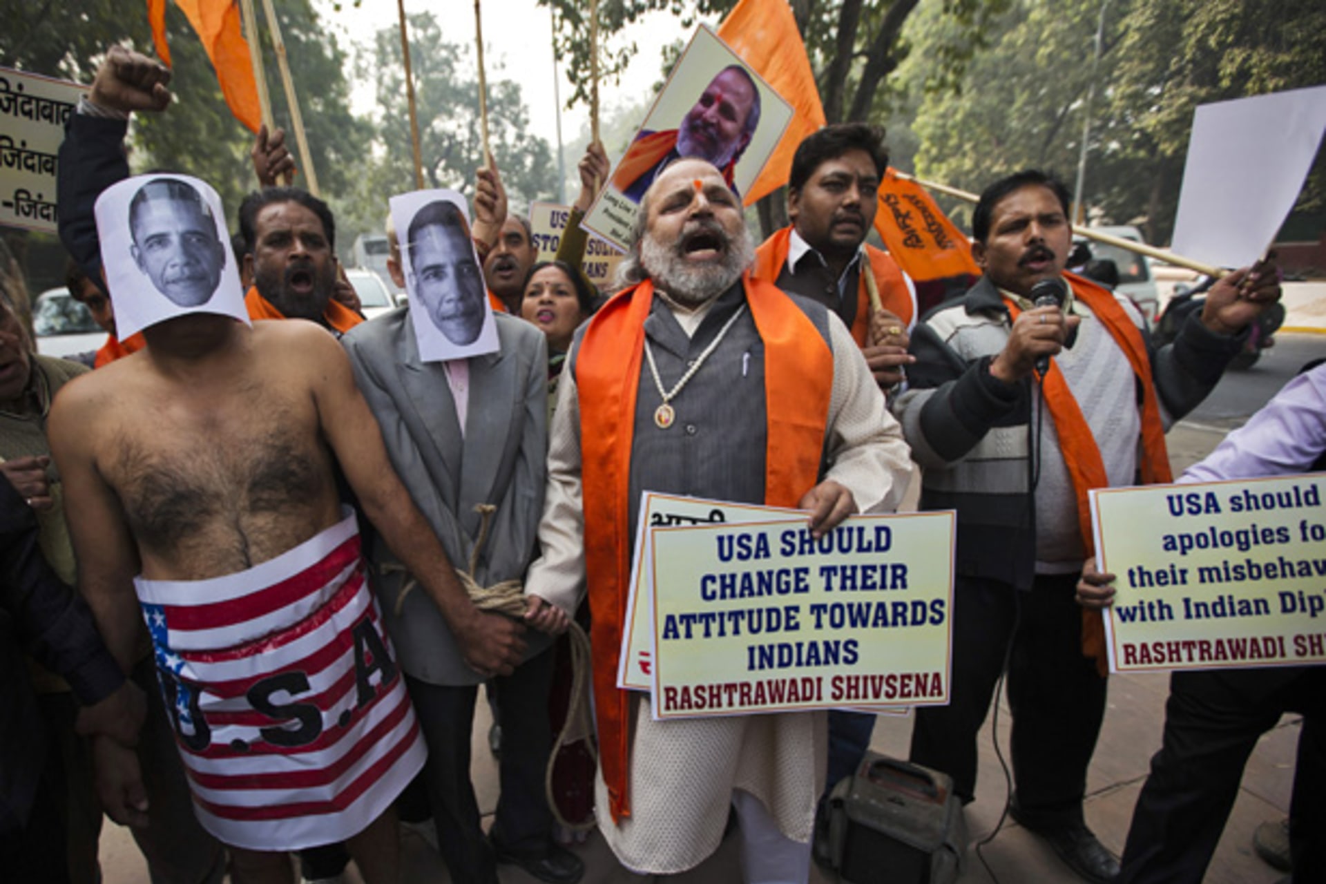<p>Supporters of Rashtrawadi Shiv Sena, a Hindu hardline group, shout anti-U.S. slogans during a protest near the U.S. embassy in New Delhi December 18, 2013</p>