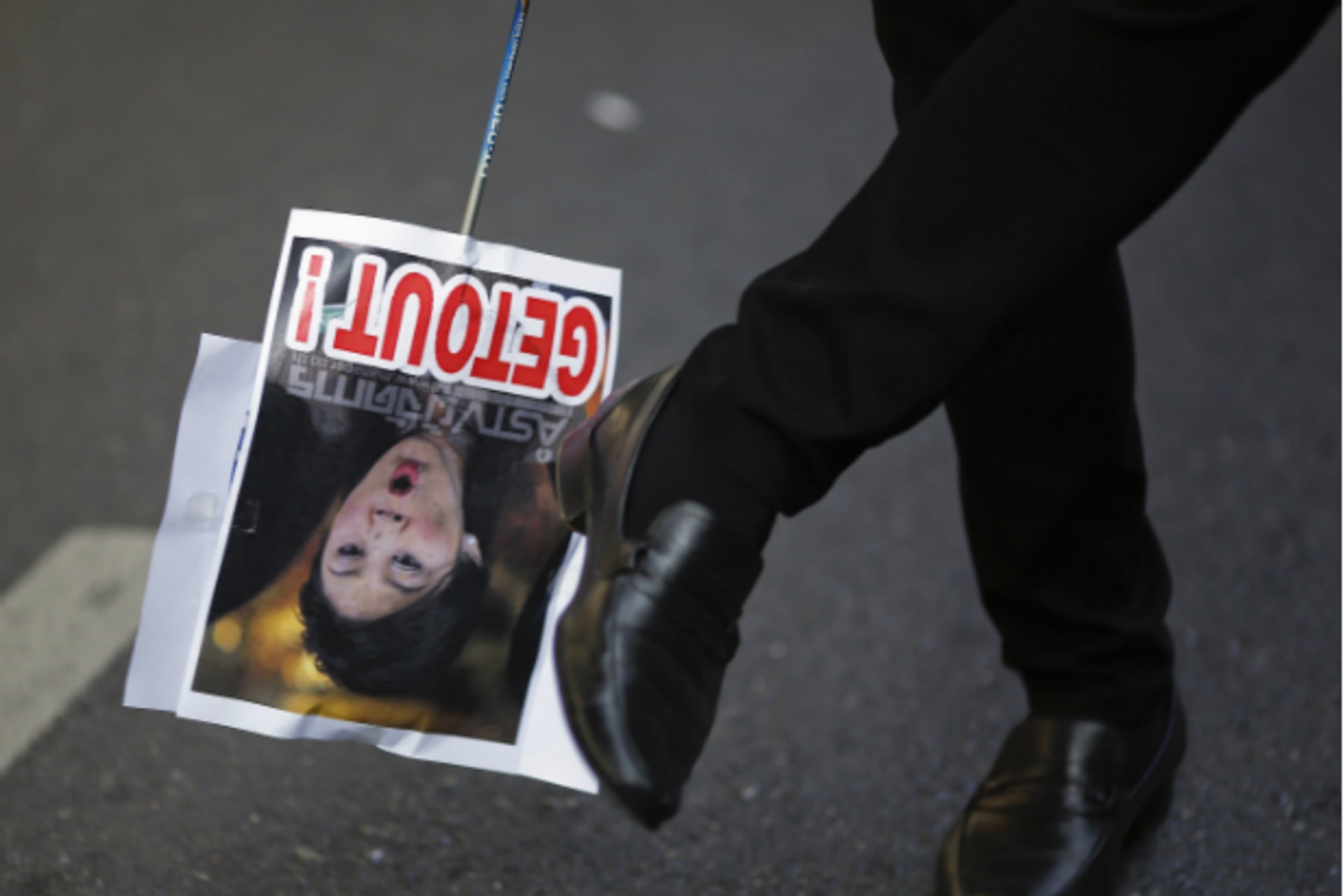 <p>A protester hits a picture of Thailand’s Prime Minister Yingluck Shinawatra in central Bangkok on November 4, 2013. Thousands …n of self-exiled former premier Thaksin Shinawatra, one of Thailand’s most polarizing figures. (Damir Sagolj/Courtesy Reuters)</p>
