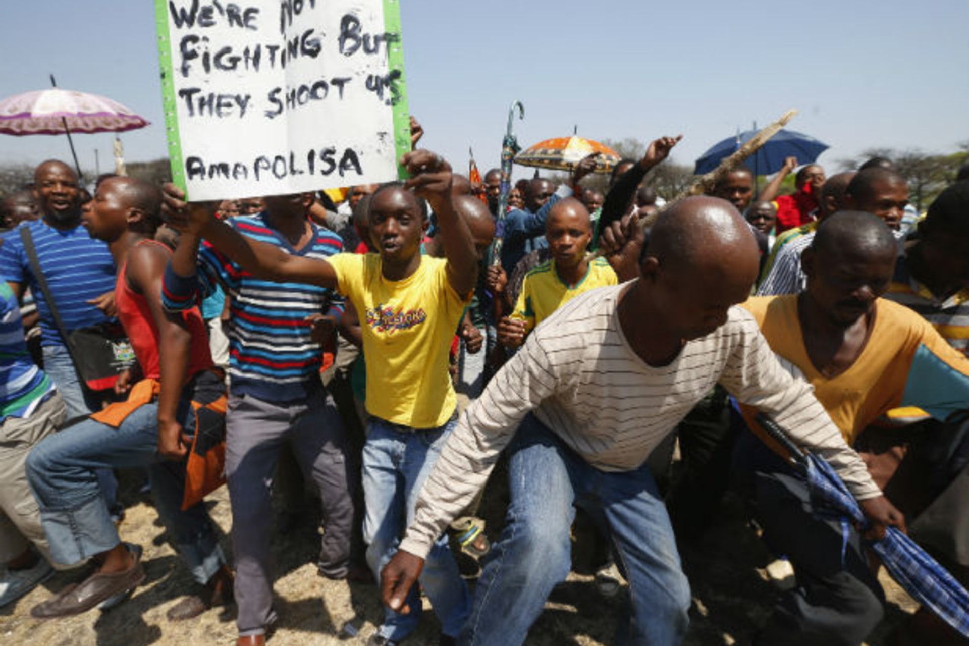 Striking platinum miners march near the Anglo-American Platinum (AMPLATS) mine near Rustenburg in South Africa's North West Province 05/10/2012.