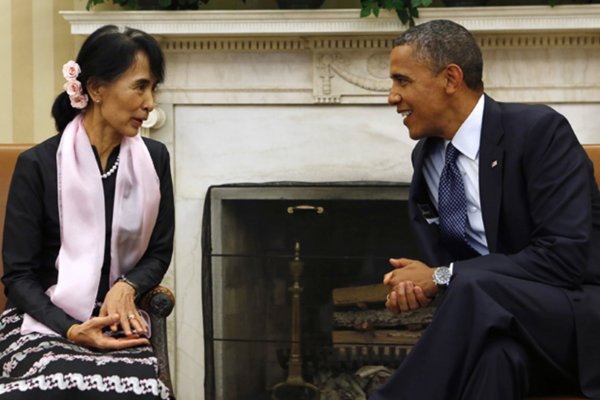 <p>U.S. president Obama speaks with Myanmar opposition leader Suu Kyi during their meeting in the White House.</p>
