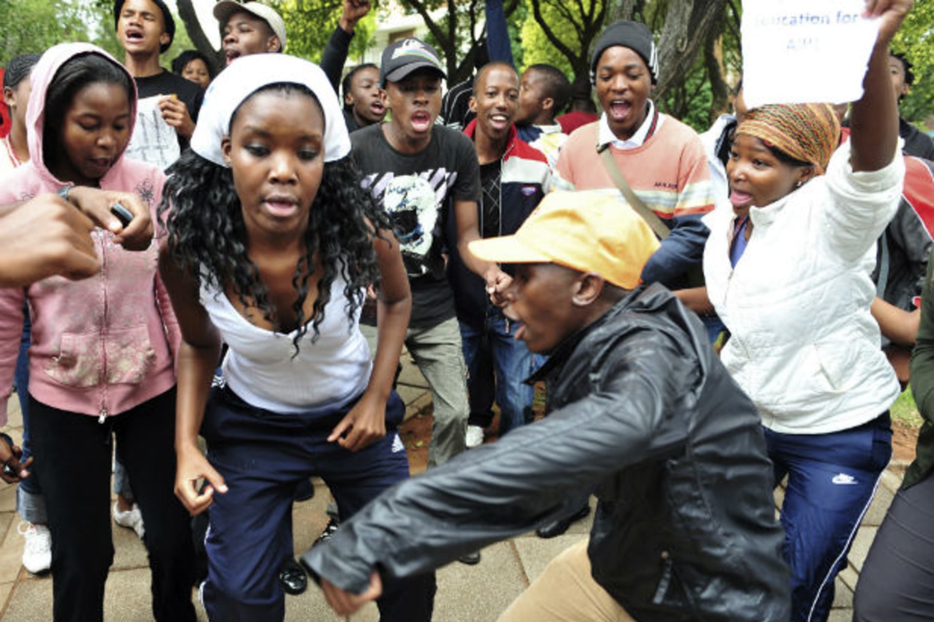 Students shout slogans during a protest at the University of Johannesburg 04/03/2010.