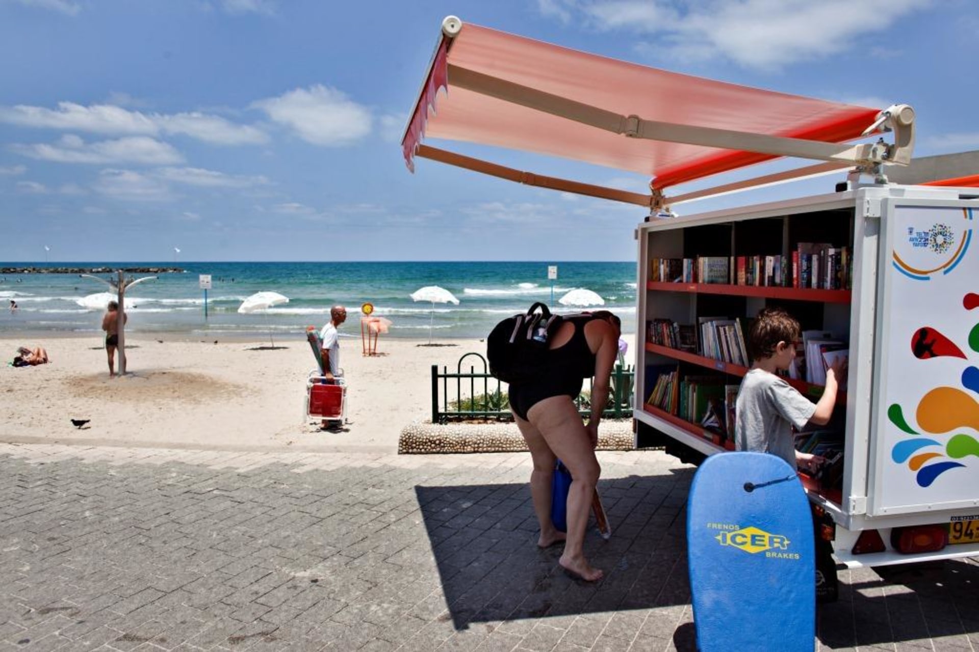 <p>Mobile library by the beach in Tel Aviv</p>