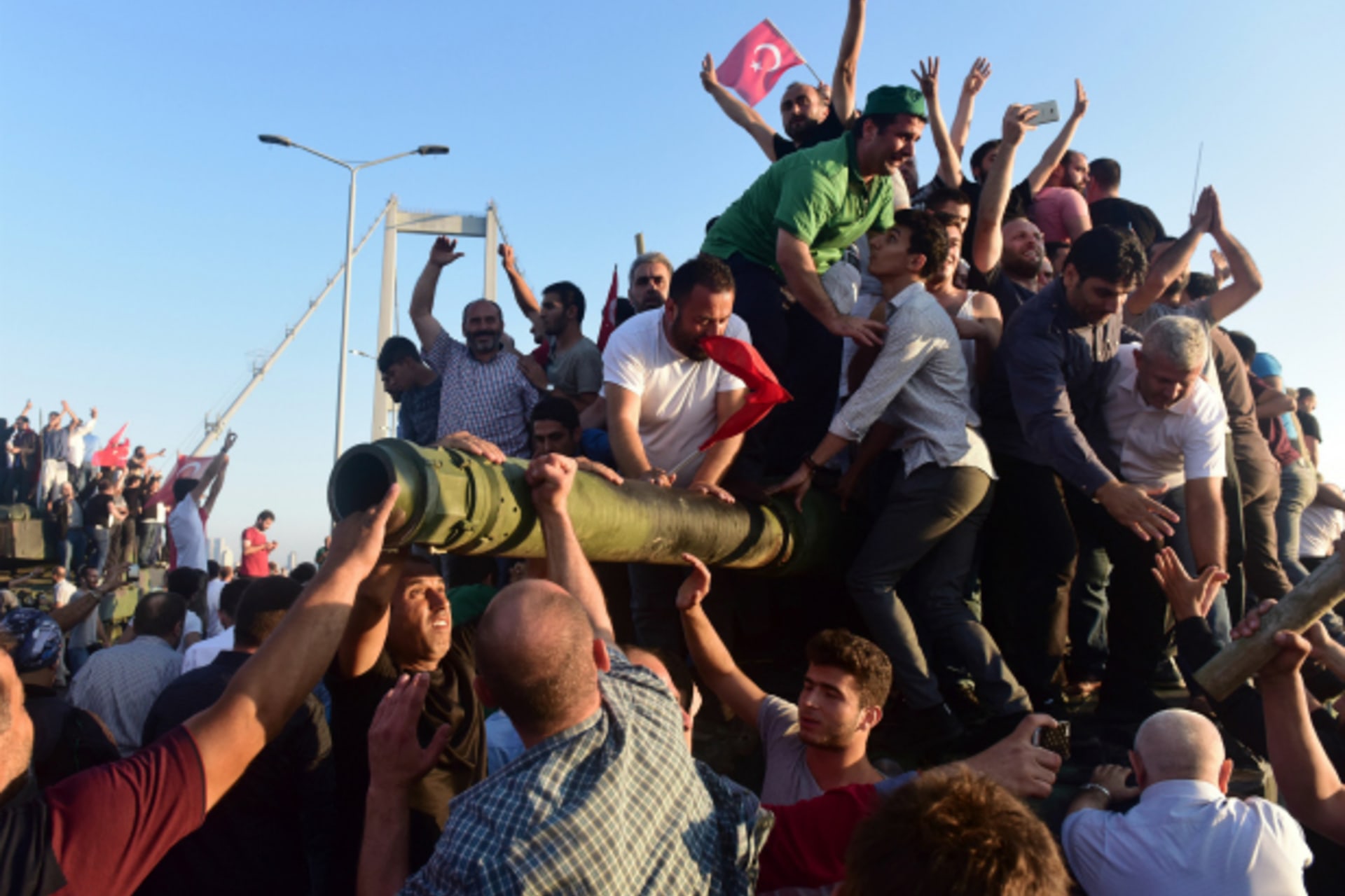 <p>Supporters of Turkish President Tayyip Erdogan celebrate after soldiers involved in the coup surrendered on the Bosphorus Bridge in Istanbul (Yagiz Karahan/Reuters).</p>