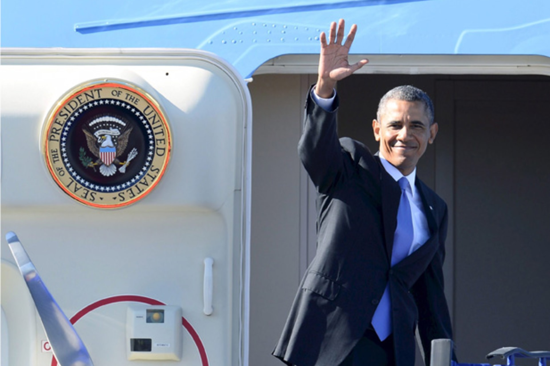 <p>U.S. president Barack Obama boards Air Force One. (Claudio Bresciani/Scanpix Sweden/Courtesy Reuters)</p>