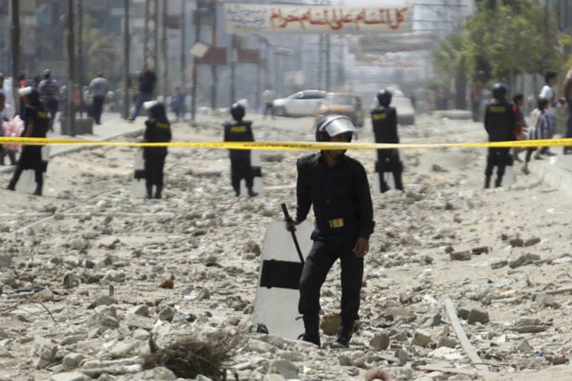 Riot police guard the site of an explosion near the house of Egypt's interior minister at Cairo's Nasr City district September 5, 2013 (Dalsh/Courtesy Reuters)/