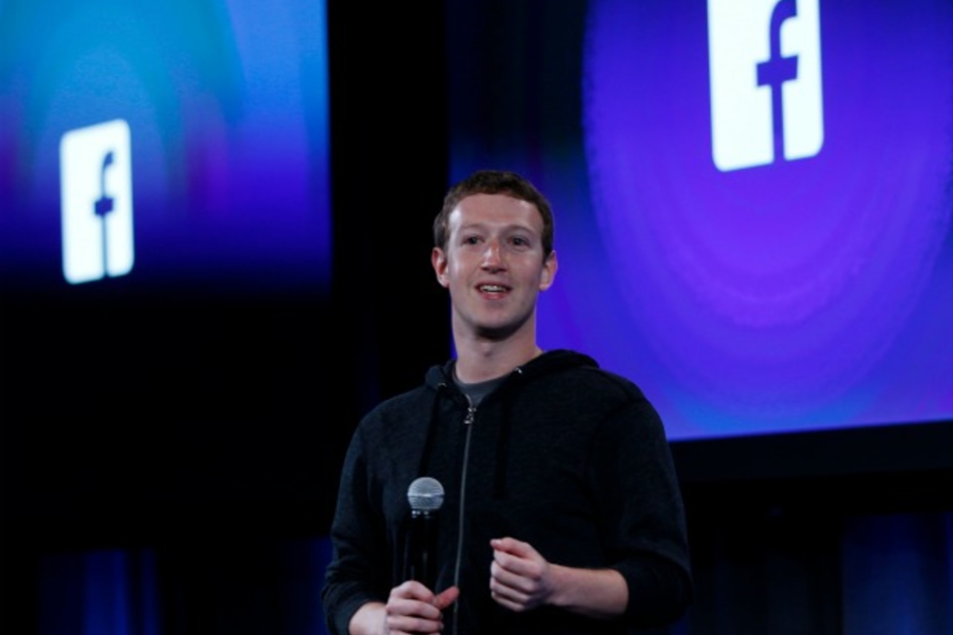 <p>Mark Zuckerberg, Facebook’s co-founder and chief executive speaks during a Facebook press event in Menlo Park, California, April 4, 2013. REUTERS/Robert Galbraith (UNITED STATES – Tags: BUSINESS SCIENCE TECHNOLOGY BUSINESS TELECOMS)</p>
