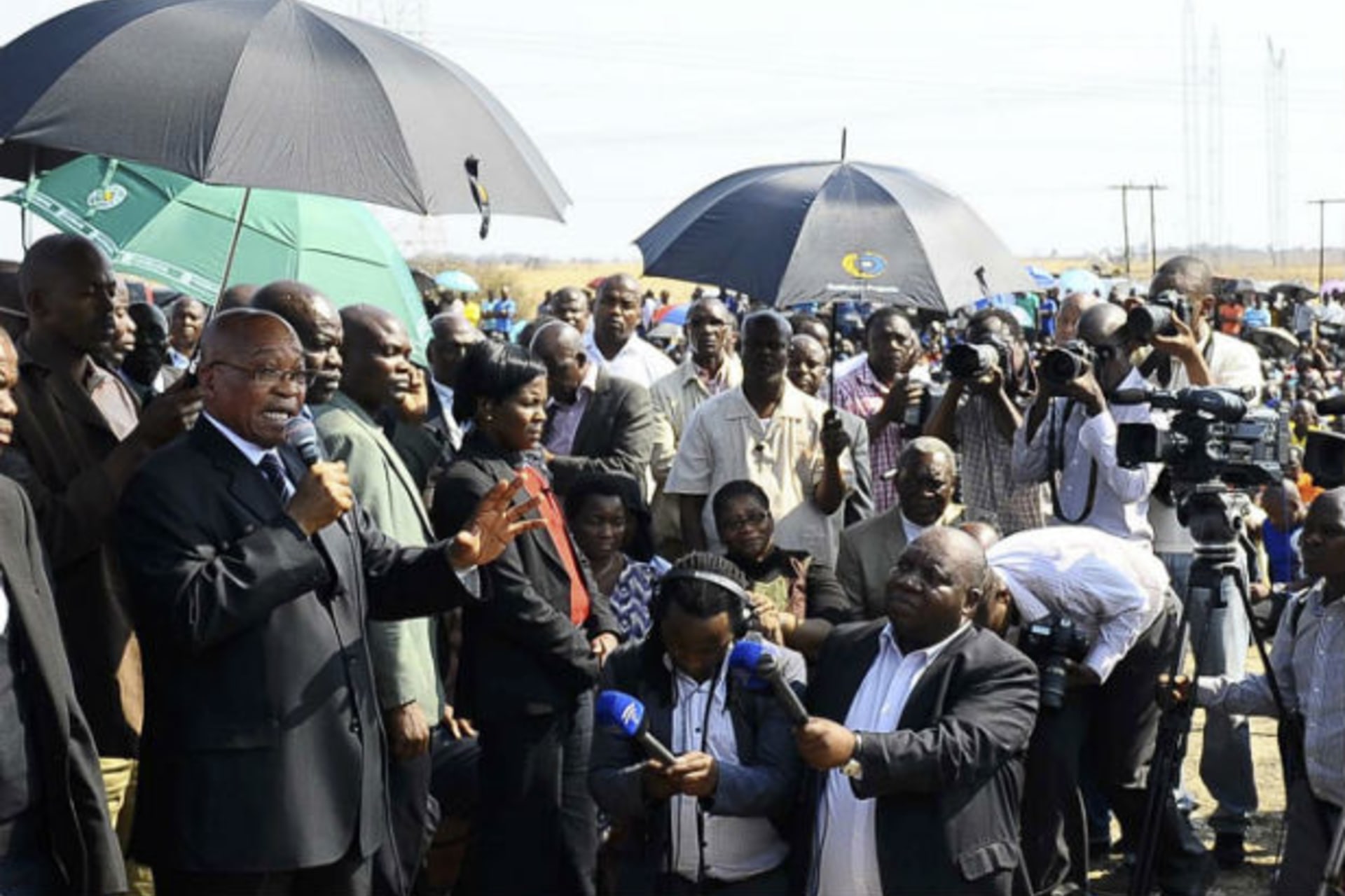 South Africa's President Jacob Zuma (L) addresses striking miners outside a South African mine in Rustenburg, 100 km (62 miles) northwest of Johannesburg August 22, 2012.