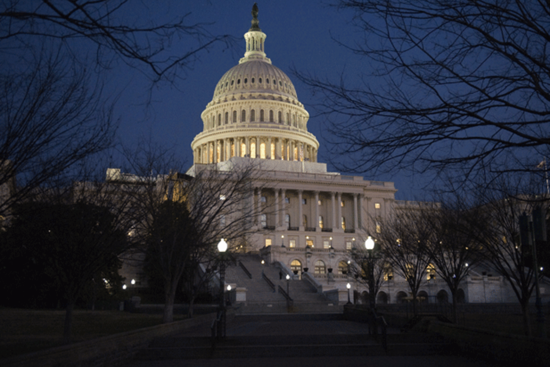 <p>Darkness sets in over the U.S. Capitol building. (Jonathan Ernst/courtesy Reuters)</p>
