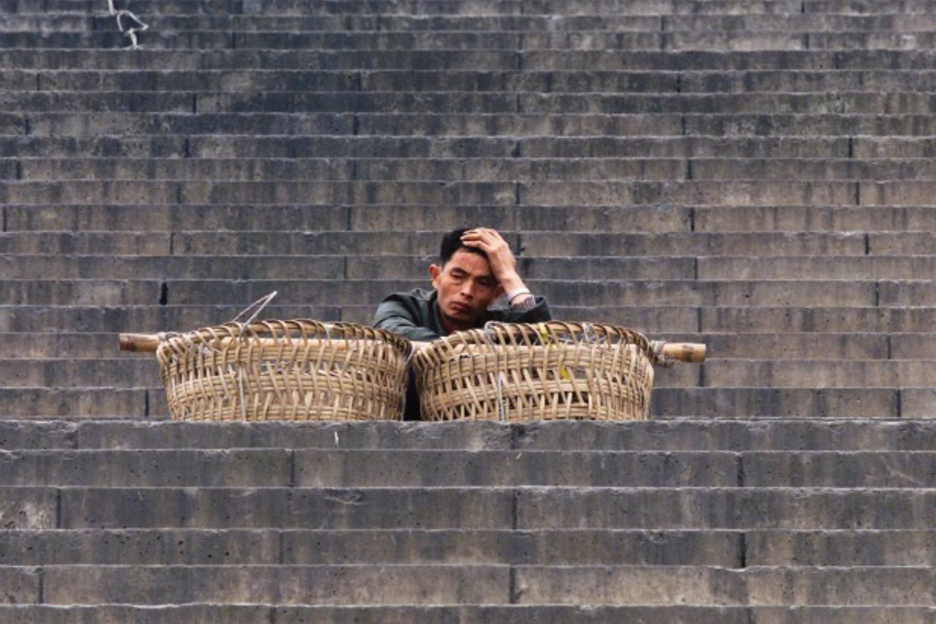 <p>A Chinese labourer waits for a job at the Chaotianmen Port along the Yangtze River in downtown Chongqing on December 3, 2000.</p>
