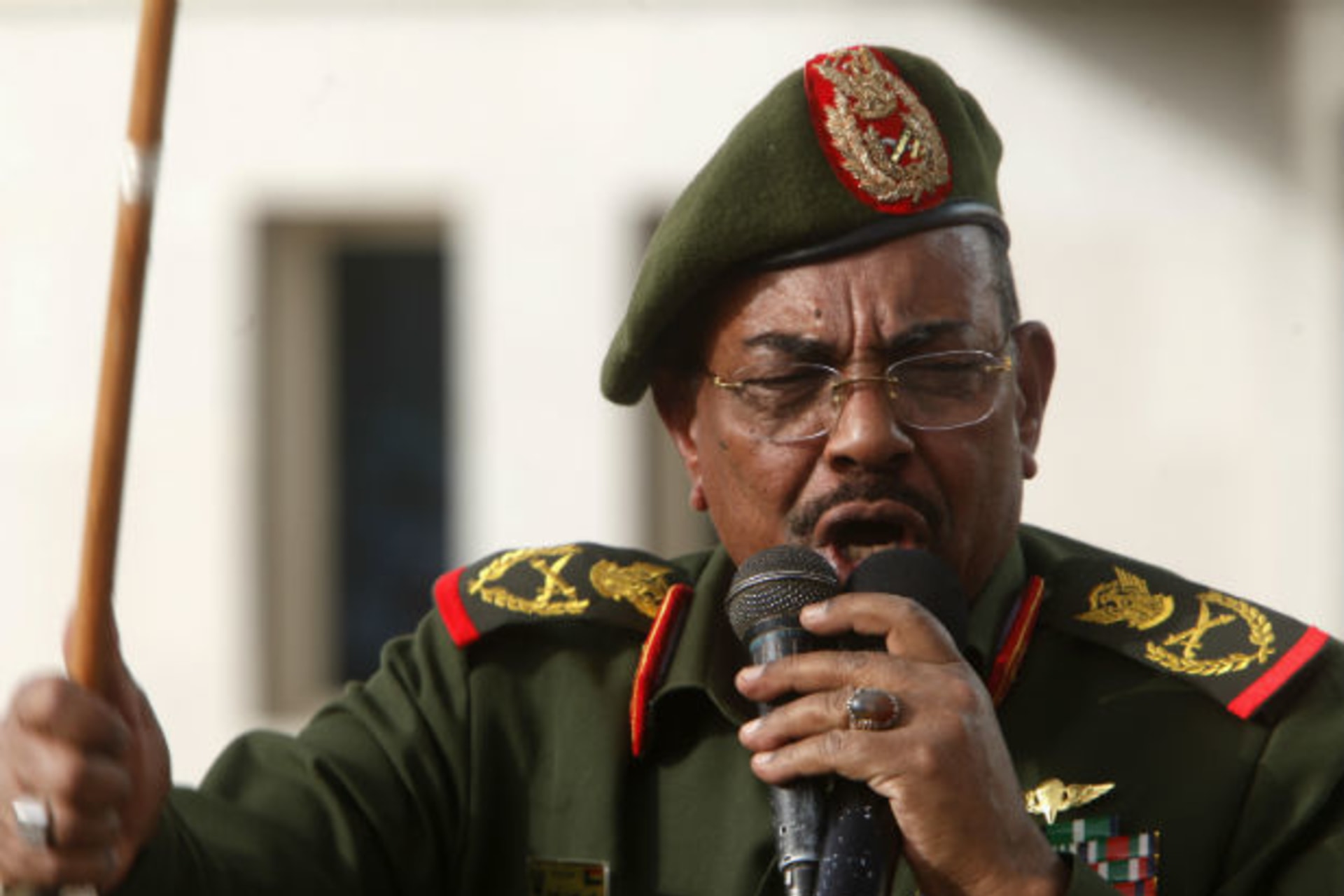Sudanese President Omar Hassan al-Bashir addresses supporters after receiving victory greetings at the Defence Ministry, in Khartoum April 20, 2012.