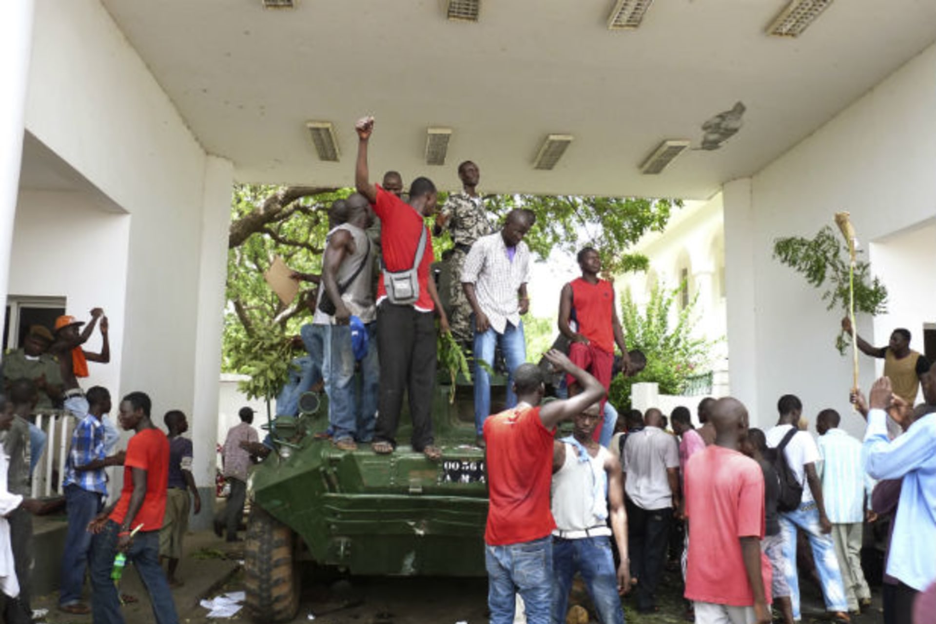 Protesters occupy Mali's presidential palace in the capital Bamako, May 21, 2012.
