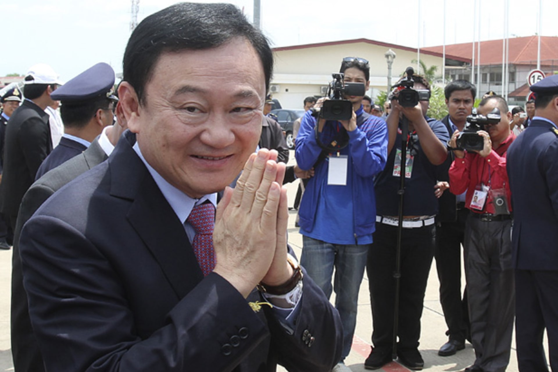 <p>Former Thai prime minister Thaksin Shinawatra greets the media upon his arrival at the Siem Reap International Airport in Camb…premier Thaksin took some small but symbolic steps towards the fringes of his homeland on Wednesday after five years in exile.</p>