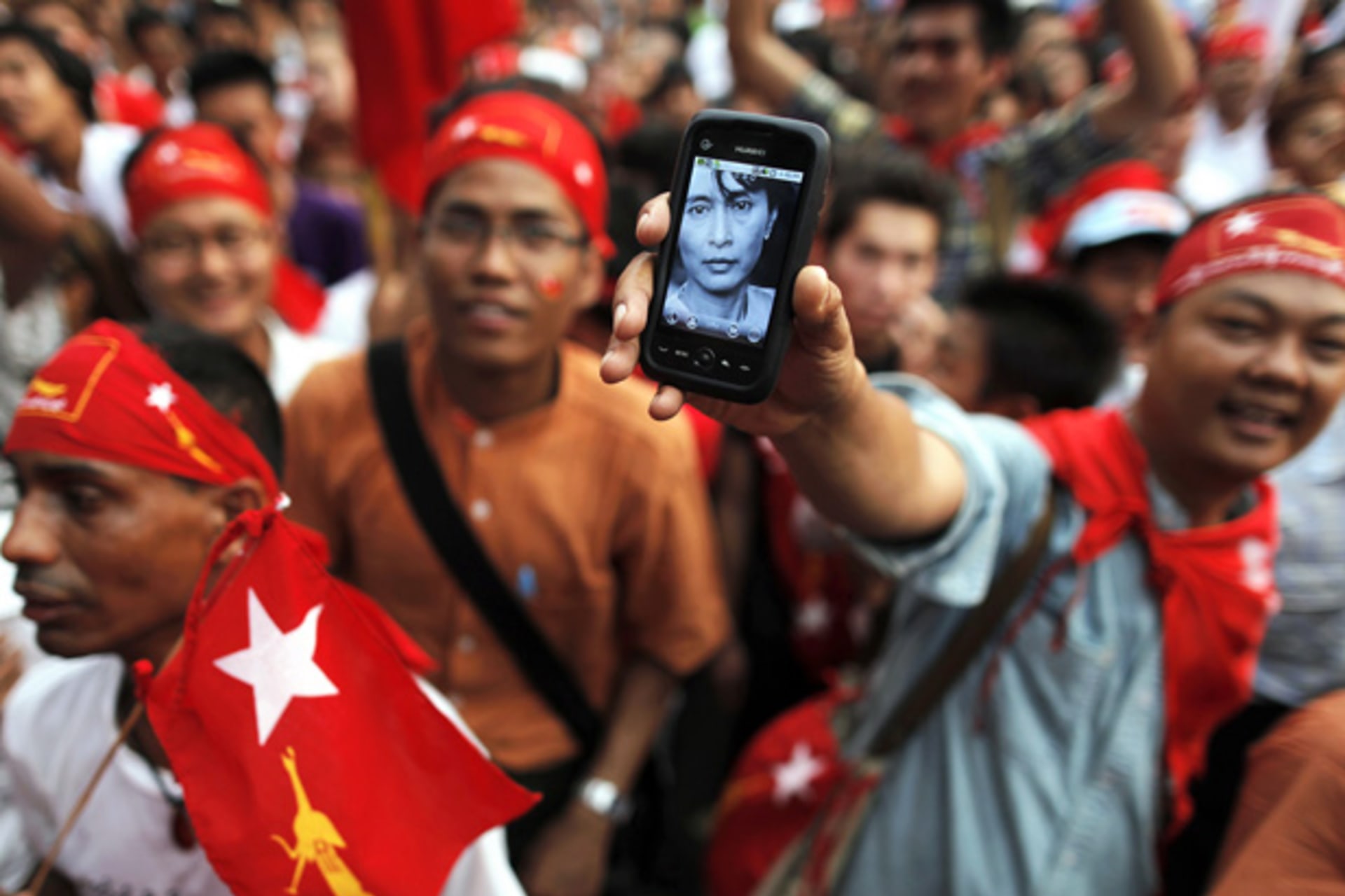 <p>A man shows a phone with a picture of pro-democracy leader Aung San Suu Kyi, as election results are revealed on the screen in…of the National League for Democracy in Yangon April 1, 2012. Myanmar voted on Sunday in its third election in half a century.</p>
