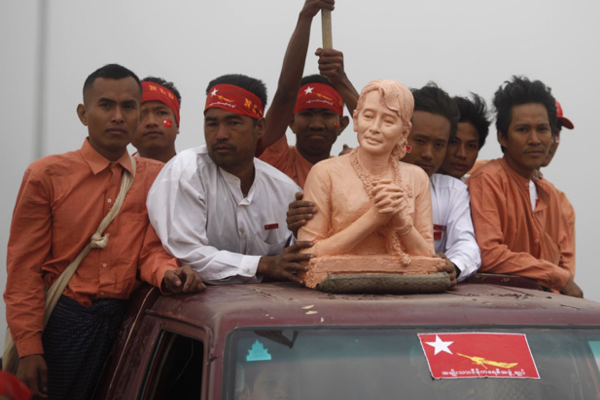 <p>Supporters carry a bust of Myanmar pro-democracy leader Aung San Suu Kyi as she arrives in Mandalay March 3, 2012.</p>
