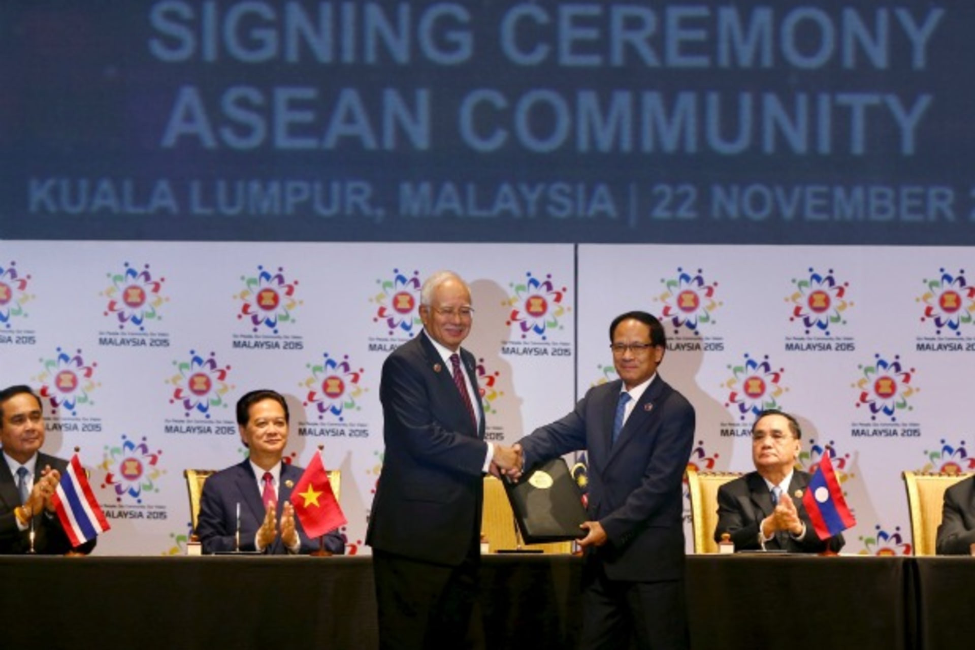 <p>ASEAN-community-signing</p>
