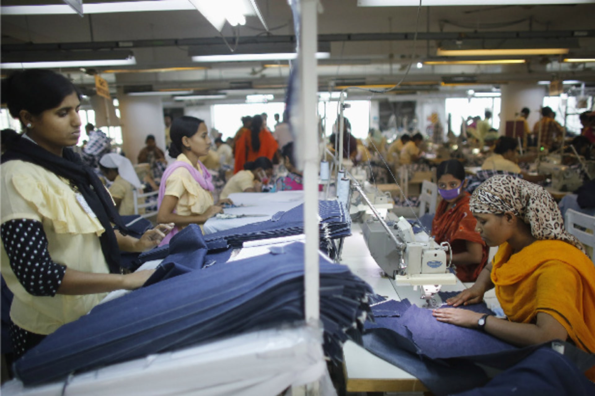 <p>Employees work in a factory of Babylon Garments in Dhaka January 3, 2014 (Andrew Biraj/Courtesy: Reuters)</p>
