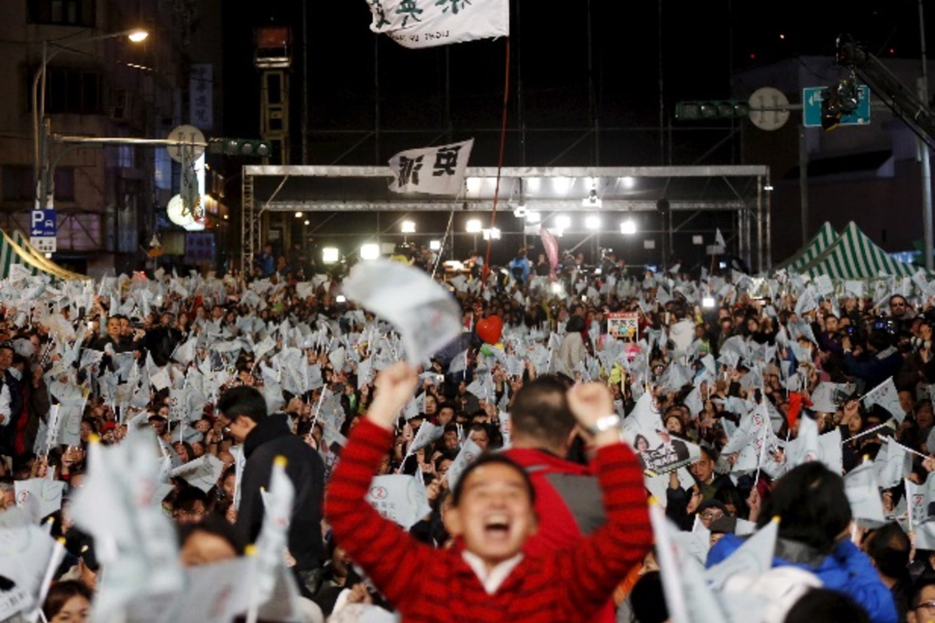 <p>Supporters of Taiwan’s Democratic Progressive Party (DPP) Chairperson and presidential candidate Tsai Ing-wen celebrate her victory in Taipei, Taiwan, January 16, 2016. REUTERS/Olivia Harris</p>
