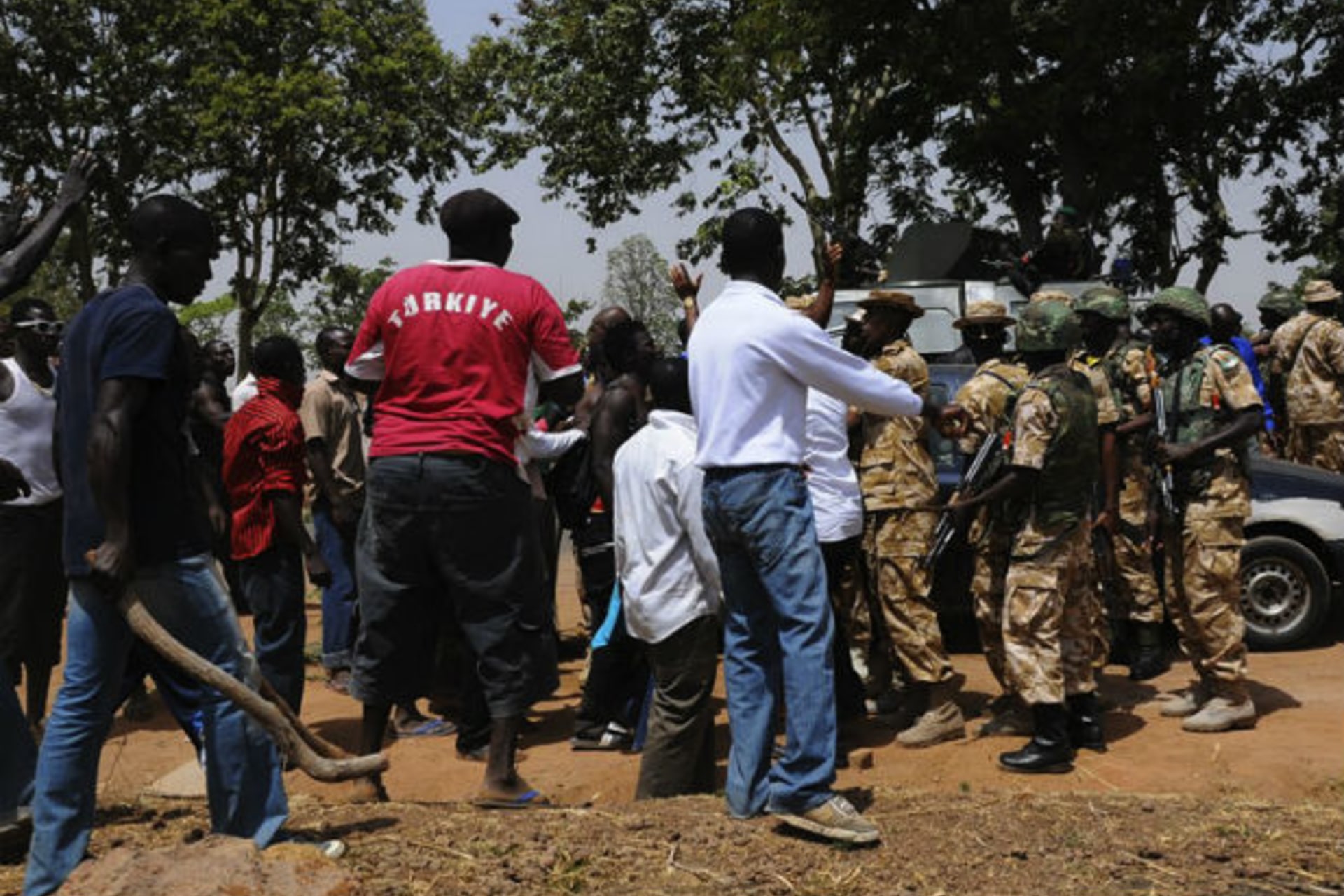 Security forces confront angry citizens at a roadblock after a bombing in Nigeria 11/03/2012.