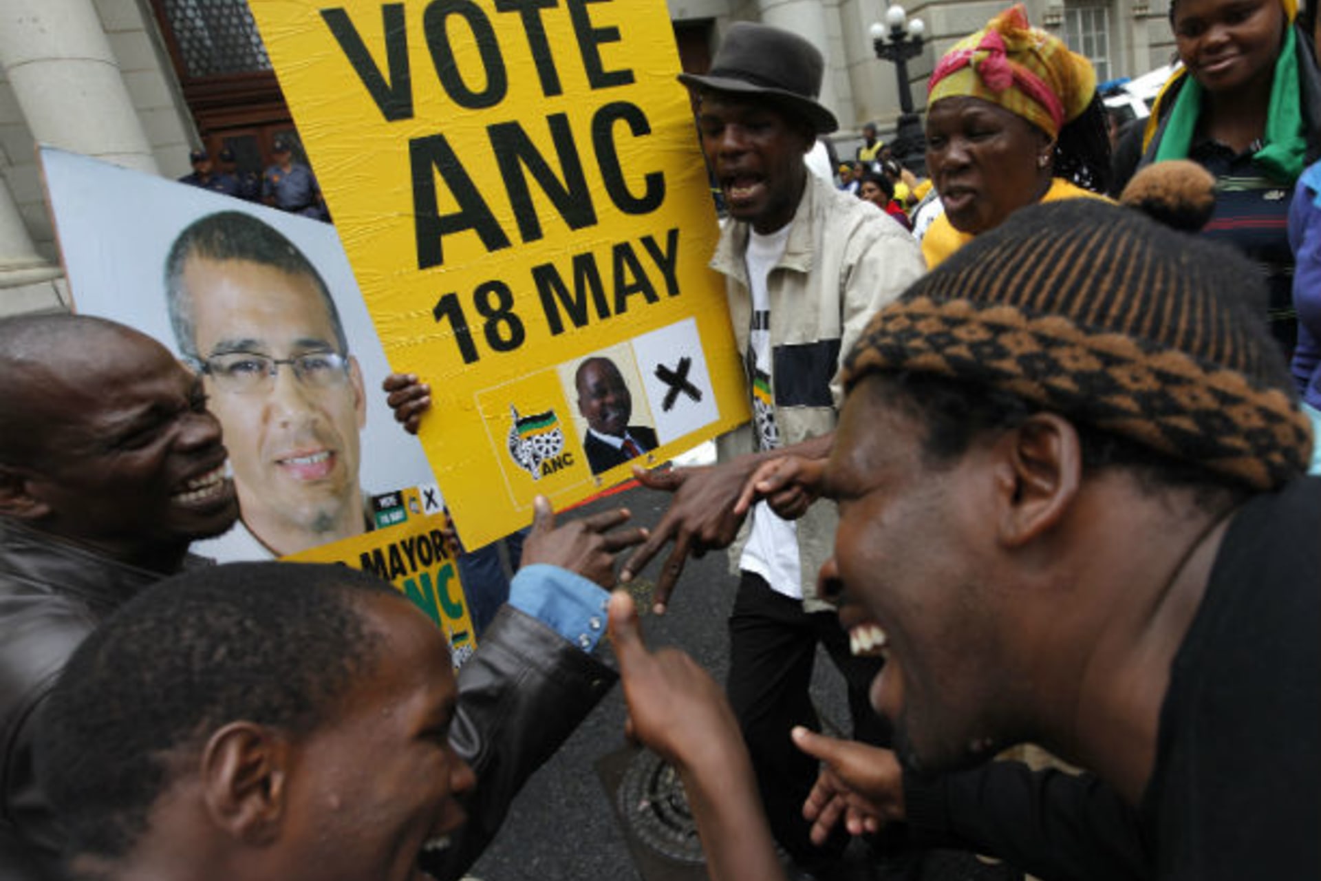 Supporters of the ruling African National Congress demonstrate against the opposition Democratic Alliance in Cape Town 29/04/2011.