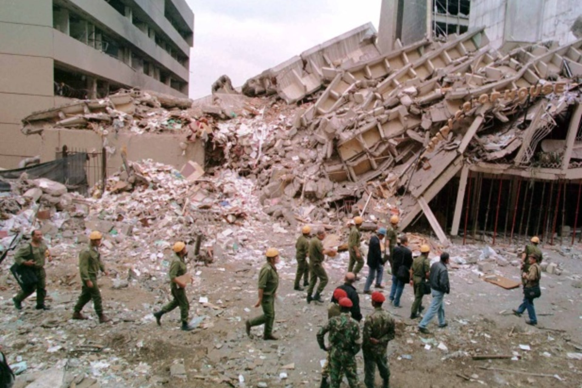 <p>Soldiers arrive at the scene of the bomb blast in Nairobi, Kenya, on August 8, 1998 (George Mulala/Courtesy Reuters).</p>

