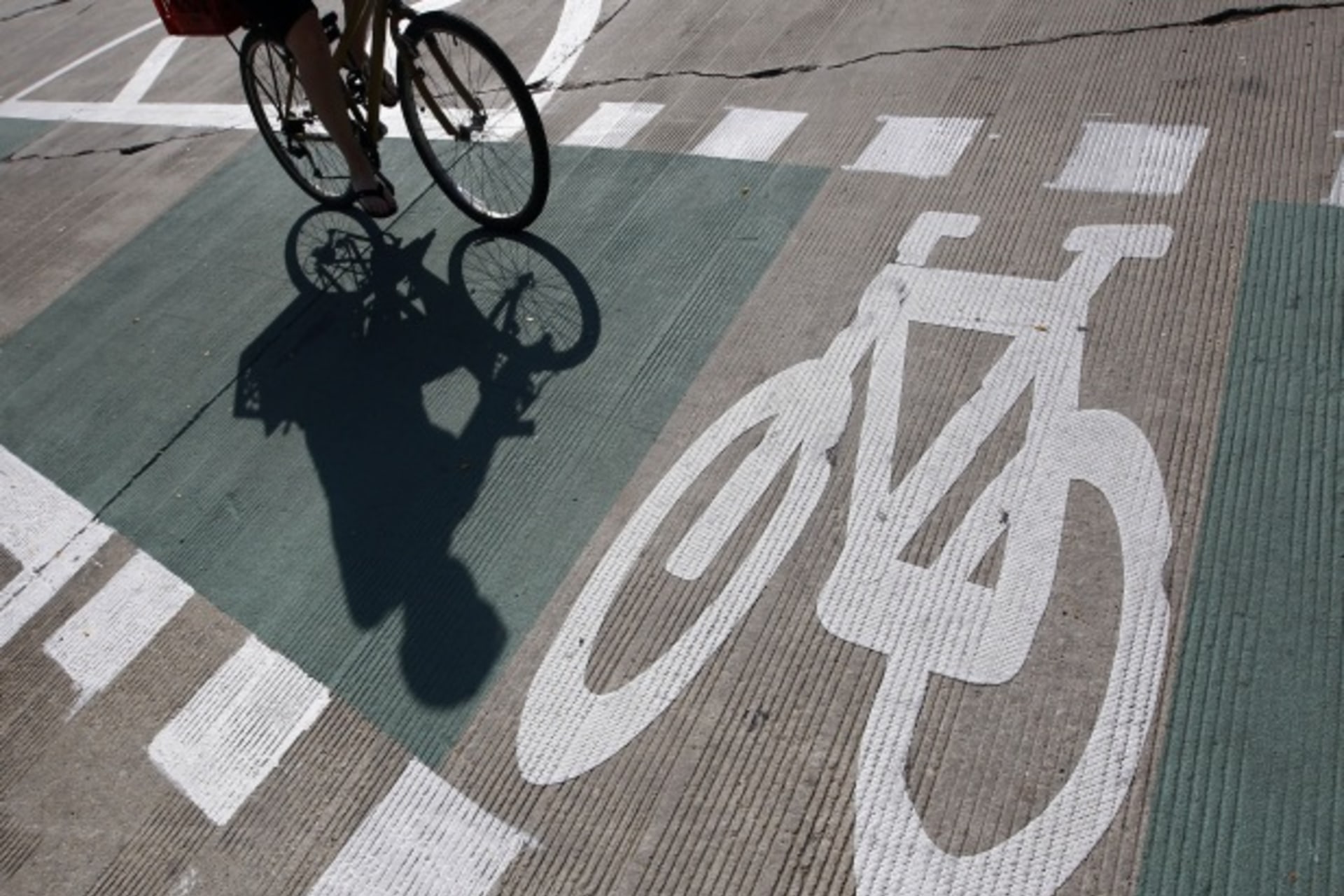 <p>A cyclist bikes along the Kinzie Protected Bike Lane in Chicago (Courtesy Reuters/Jim Young).</p>
