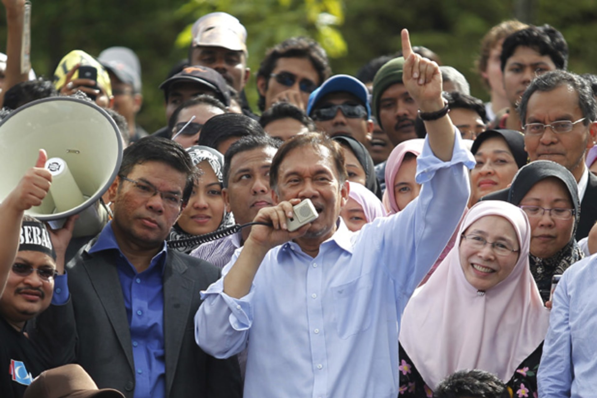 <p>Malaysia’s opposition leader Anwar Ibrahim (C) talks to his supporters while flanked by his wife Wan Azizah Wan Ismail after the verdict of his sodomy trial was announced in Kuala Lumpur January 9, 2012.</p>
