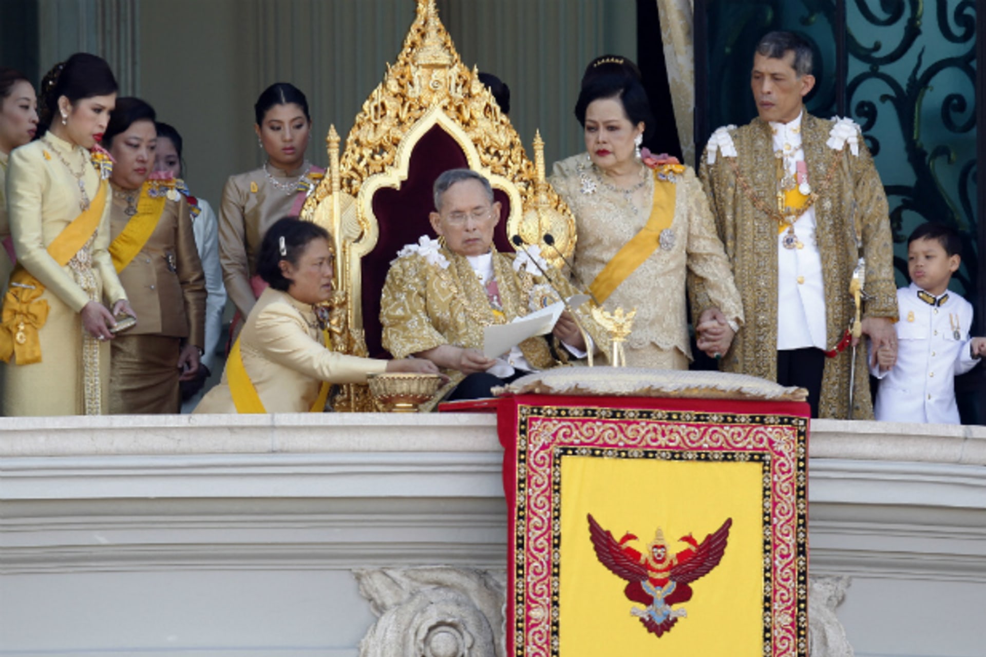 <p>Princess Maha Chakri Sirindhorn assists Thailand’s King Bhumibol Adulyadej as he delivers his birthday speech from the balcony… Maha Vajiralongkorn, Princess Chulabhorn and other members of royal family in Bangkok on December 5, 2011. (Courtesy Reuters)</p>
