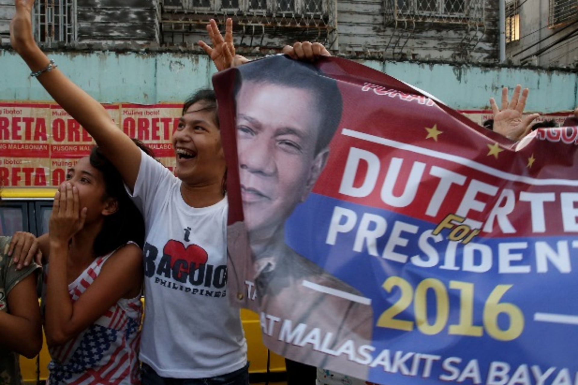 <p>Supporters chant slogans as the motorcade of presidential candidate Rodrigo “Digong” Duterte passes by during election campaigning in Malabon, Metro Manila in the Philippines April 27, 2016. REUTERS/Erik De Castro</p>
