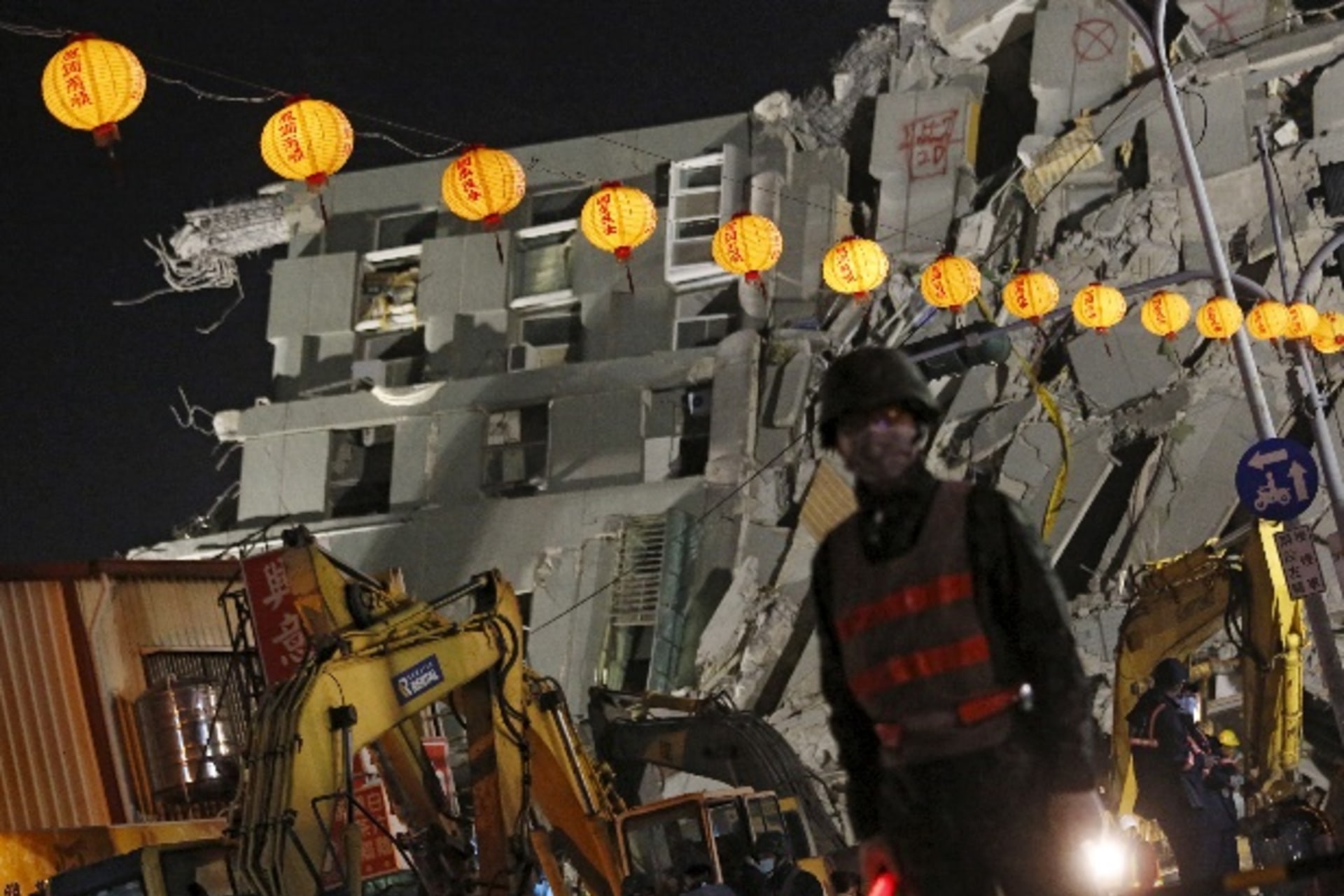 <p>Taiwan-earthquake-collapsed-building</p>
