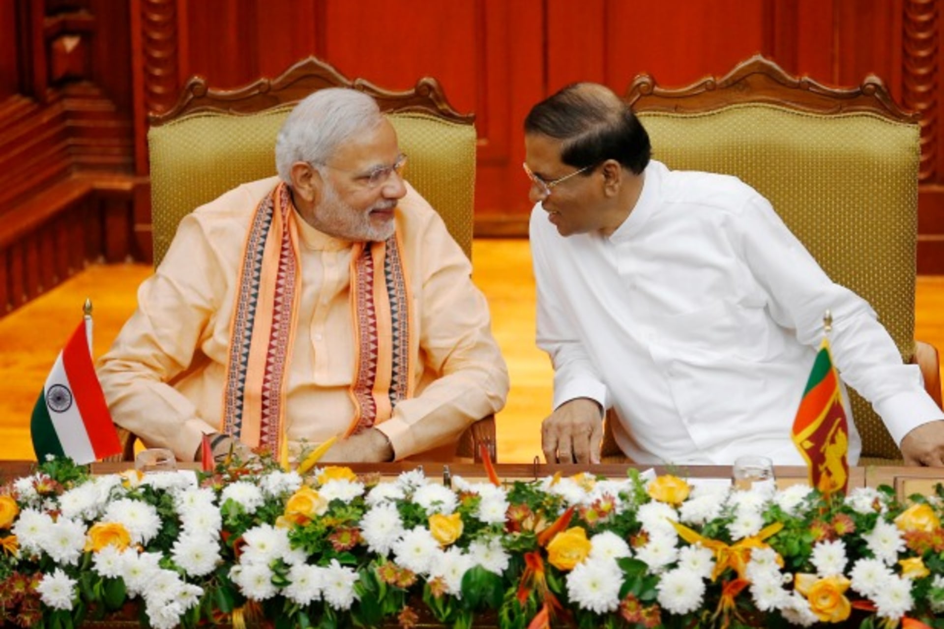 <p>India’s Prime Minister Narendra Modi (L) talks to Sri Lanka’s President Maithripala Sirisena at the Presidential Secretariat in Colombo March 13, 2015. REUTERS/Dinuka Liyanawatte</p>
