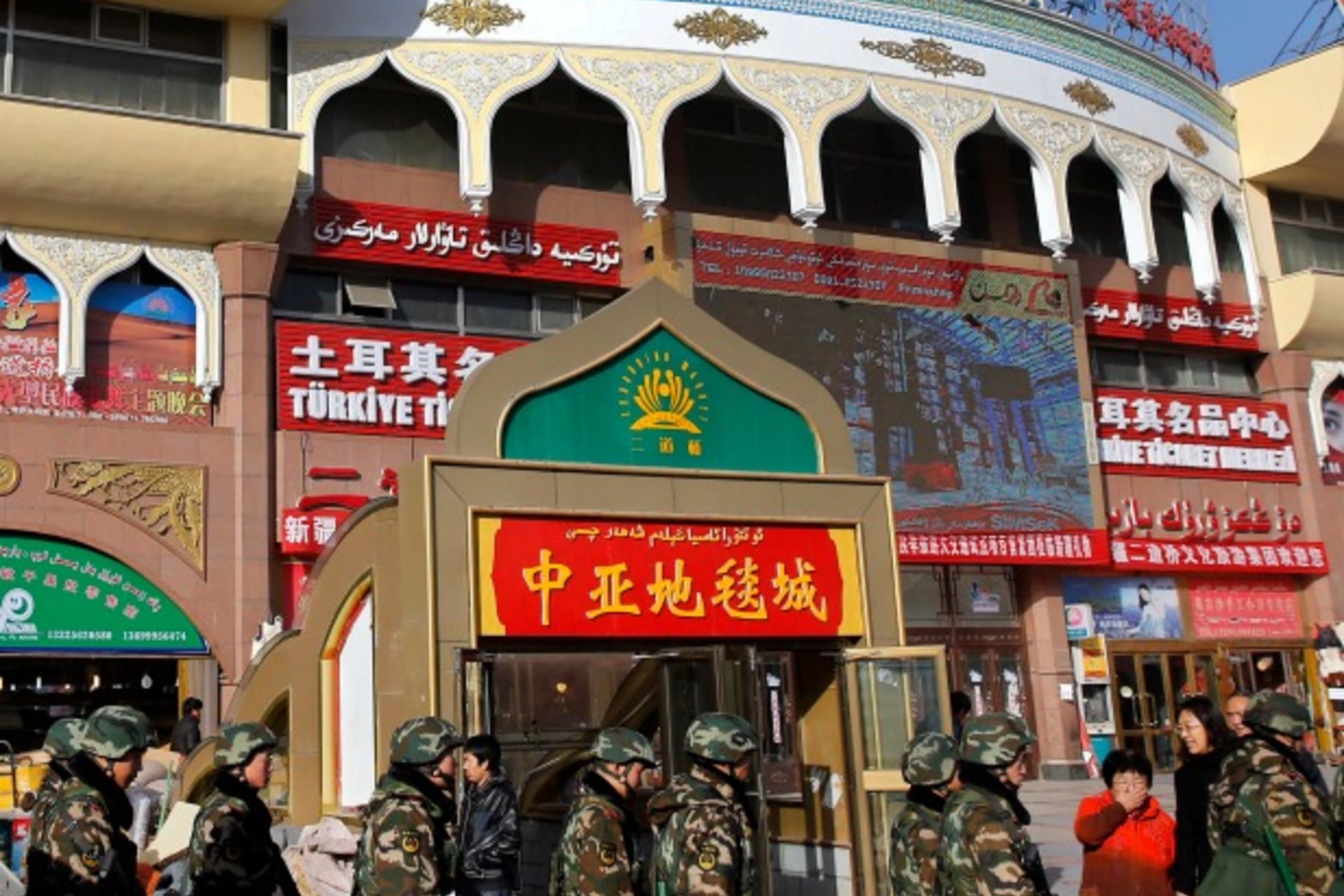 <p>Paramilitary policemen walk past Erdaoqiao Grand Bazaar in Urumqi, Xinjiang Uighur autonomous region on November 17, 2013 (Rooney Chen).</p>
