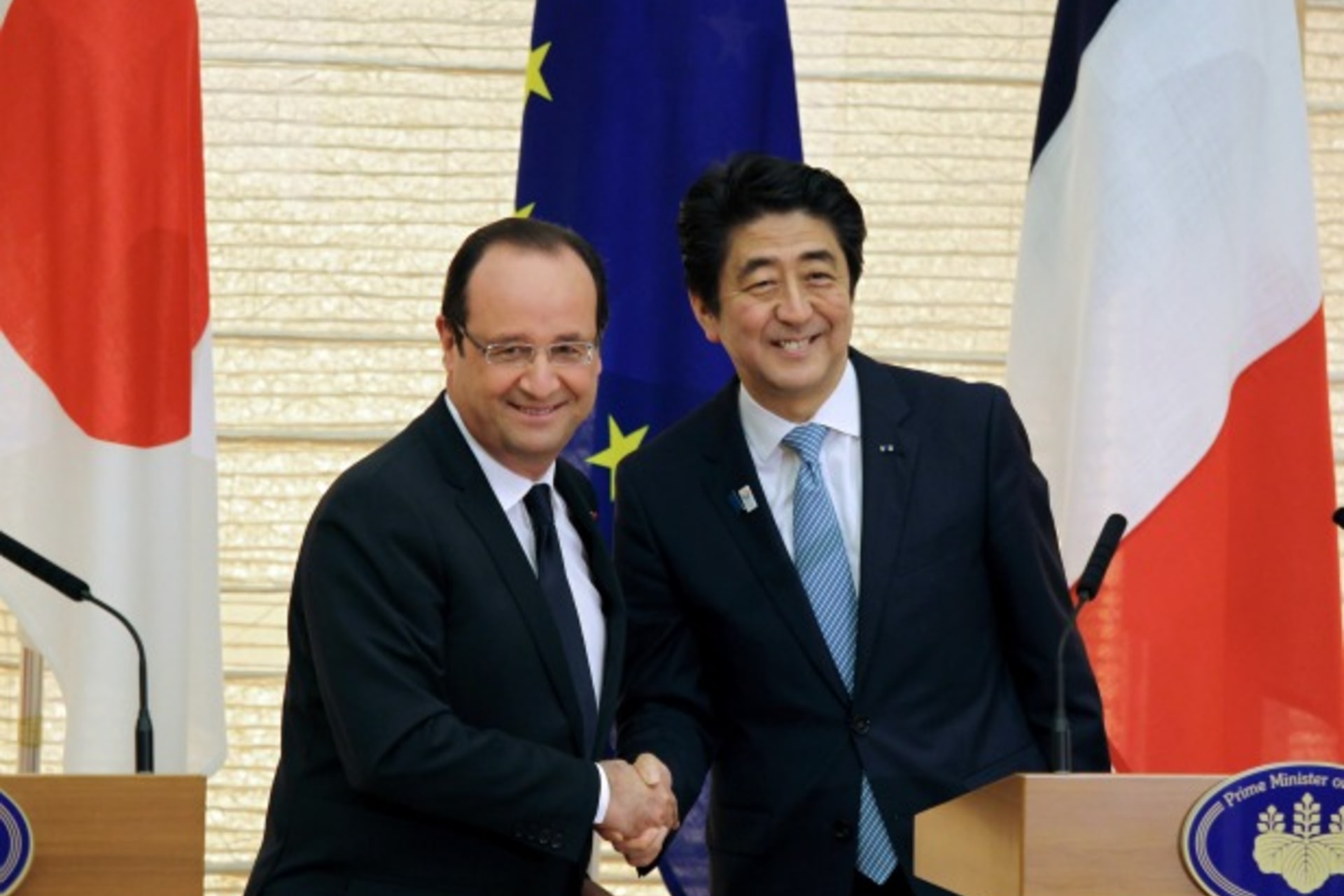 <p>France’s President Francois Hollande (L) and Japan’s Prime Minister Shinzo Abe shake hands during a joint news conference at Abe’s official residence in Tokyo on June 7, 2013. (Junko Kimura/Courtesy Reuters)</p>
