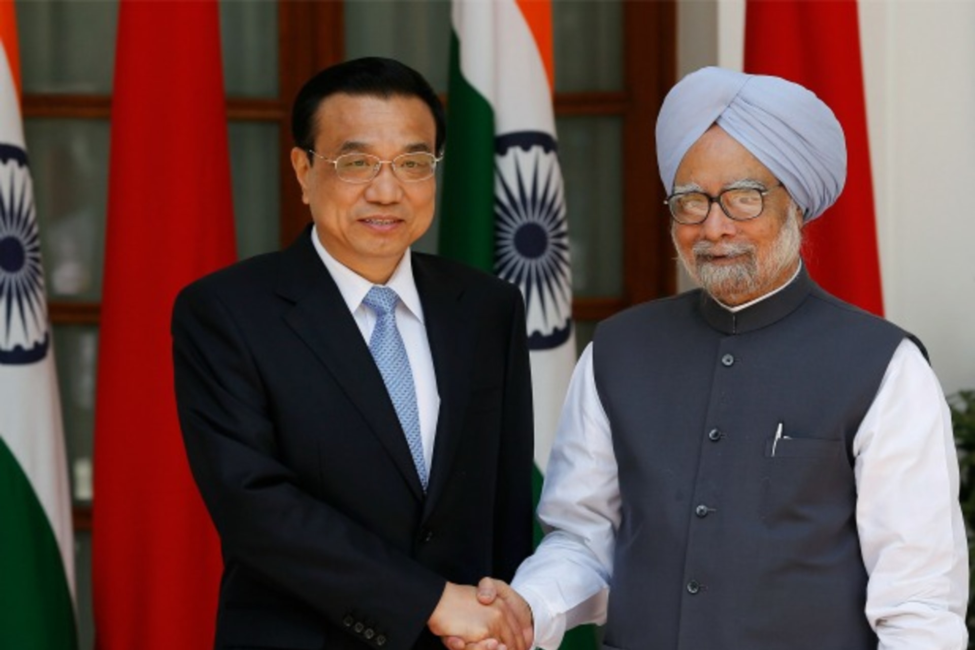<p>Chinese Premier Li Keqiang (L) shakes hands with India’s Prime Minister Manmohan Singh ahead of their meeting at Hyderabad House in New Delhi on May 20, 2013.</p>

